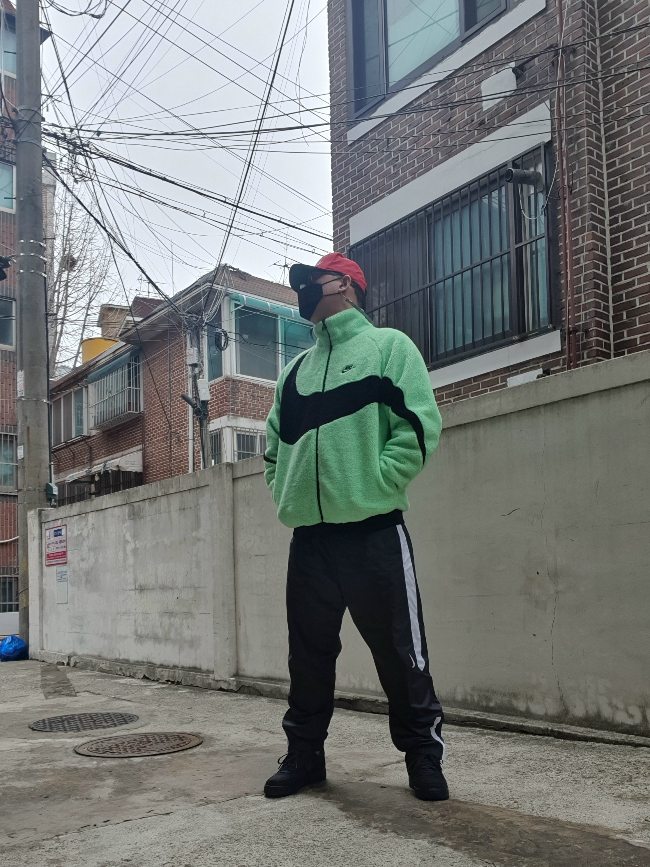 Nike x Stussy Air Force 1 Low Triple Black, Nike Big Swoosh Full Zip Jacket Green Black 착용 스타일