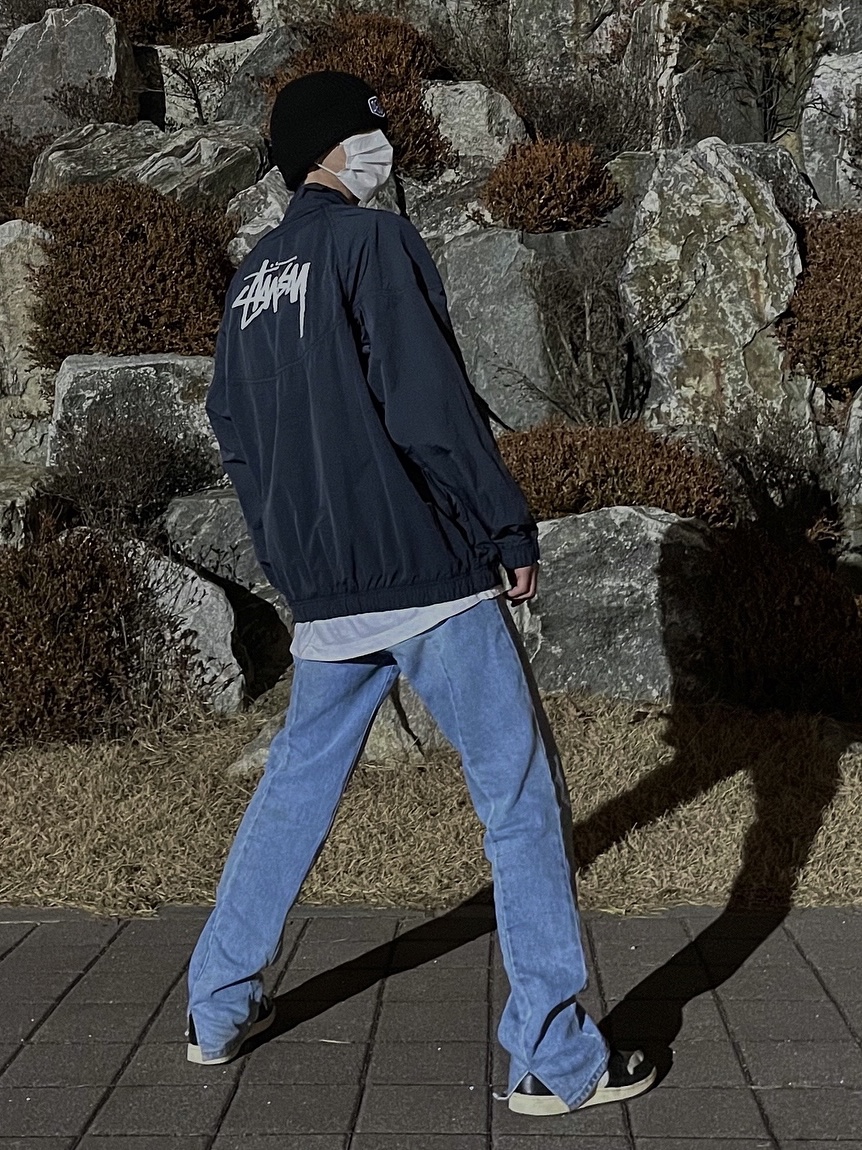 Nike x Stussy Windrunner Jacket Off Noir, Jordan 1 Retro High OG Gym Red 착용 스타일