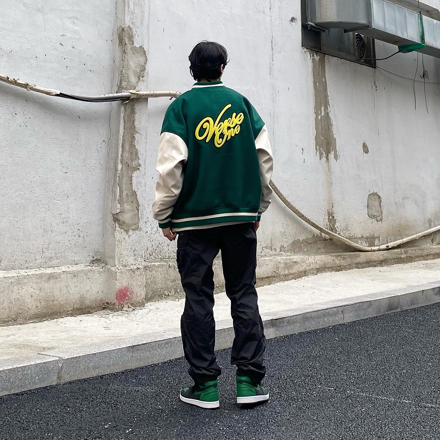 Jordan 1 Retro High OG Pine Green Black, Supreme x Stone Island Painted Camo Nylon Cargo Pants Black - 20FW 착용 스타일 - 1