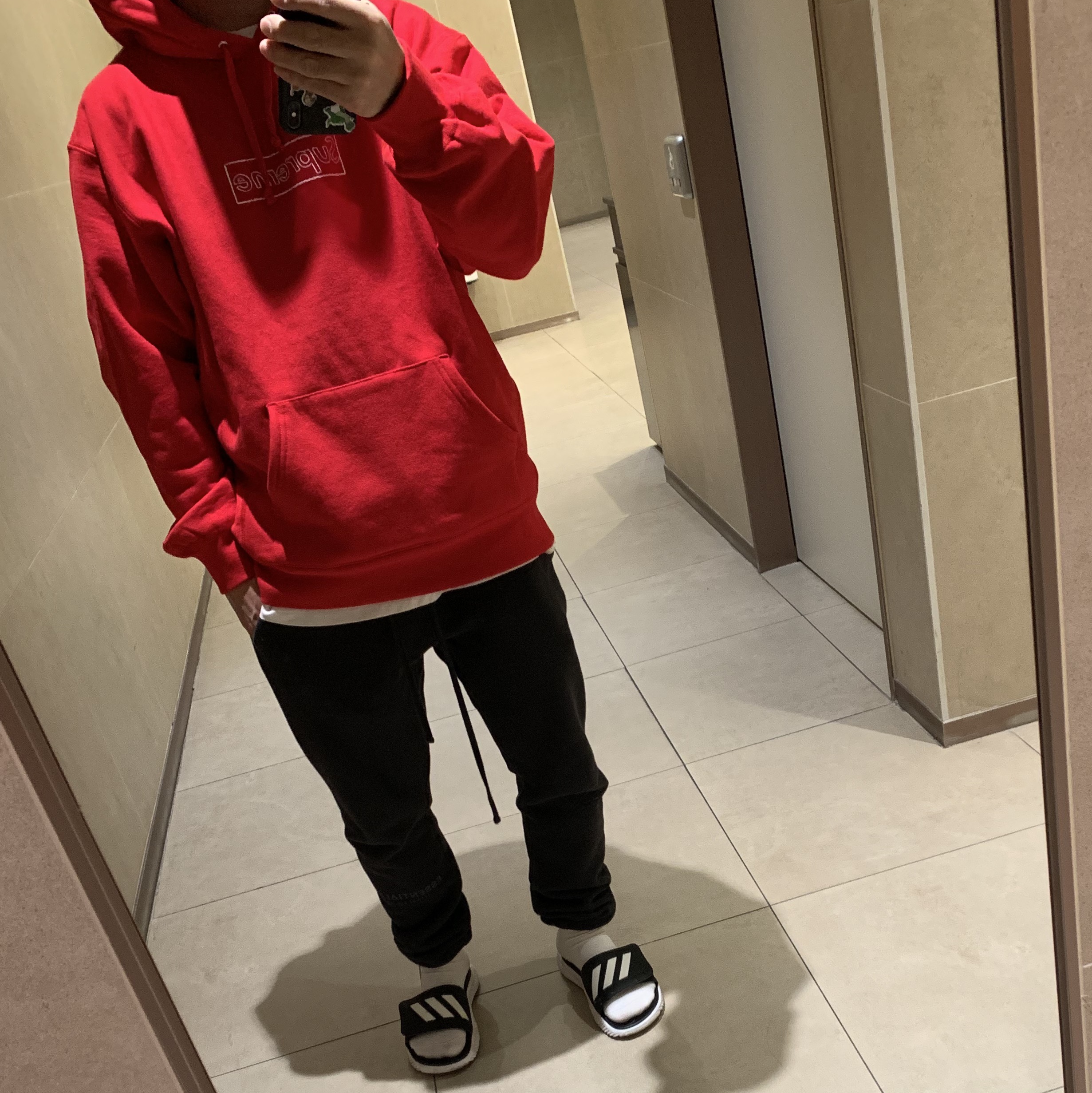 Essentials Sweatpants Dark Slate/Black 2020, Supreme x Kaws Chalk Logo Hooded Sweatshirt Red - 21SS 착용 스타일