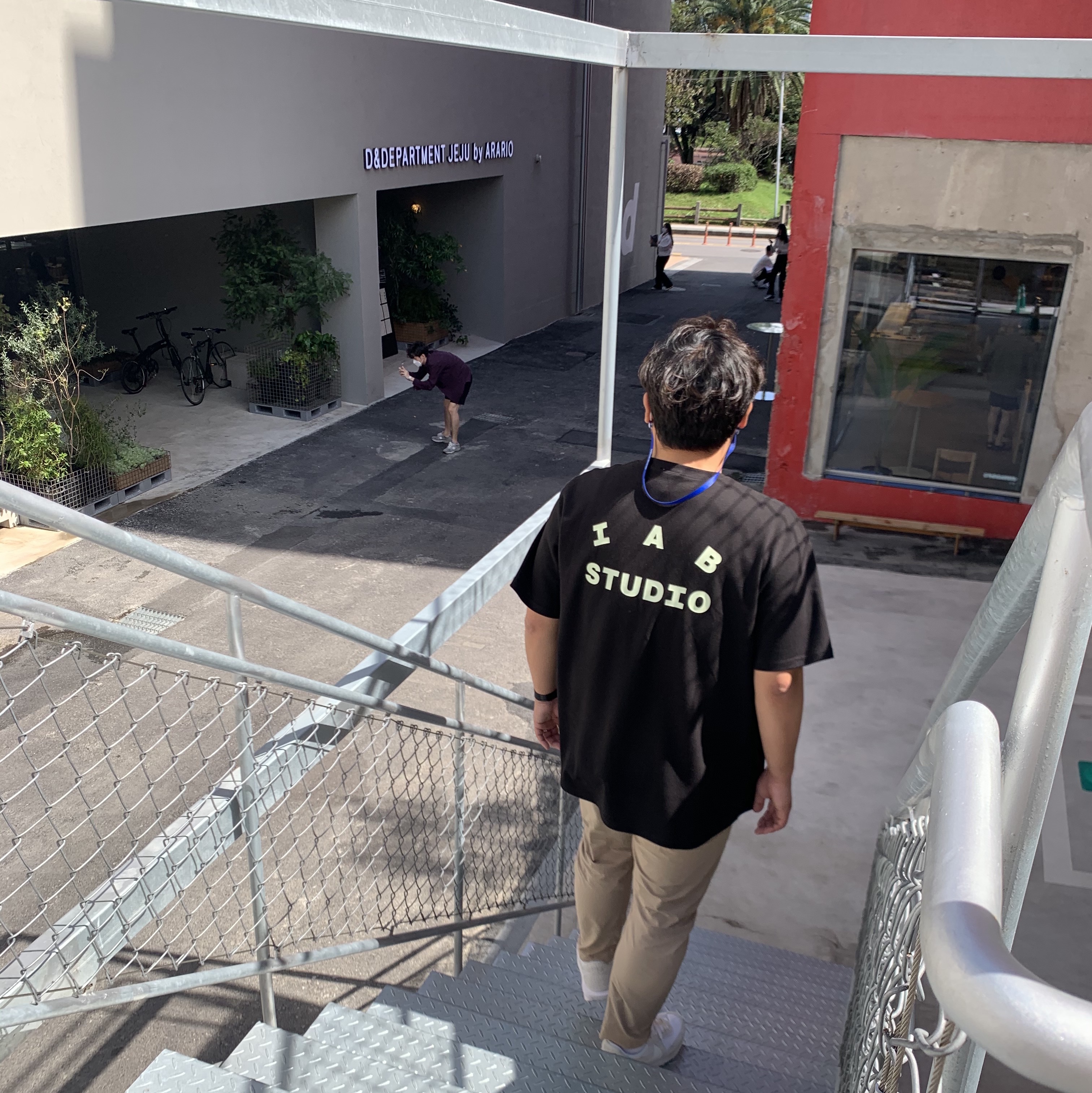IAB Studio T-Shirt Black 착용 스타일