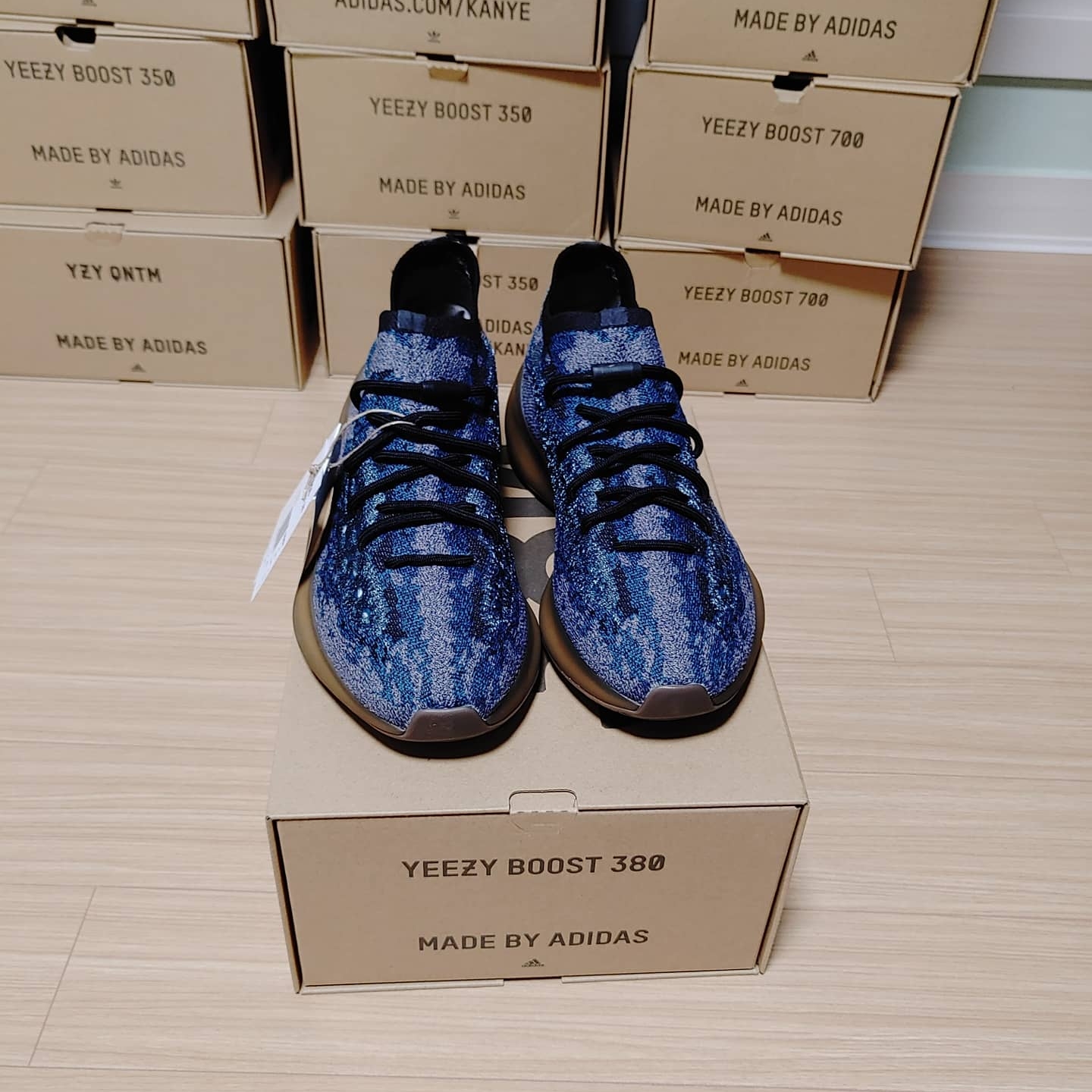 Adidas Yeezy Boost 380 Covellite 착용 스타일 - 4