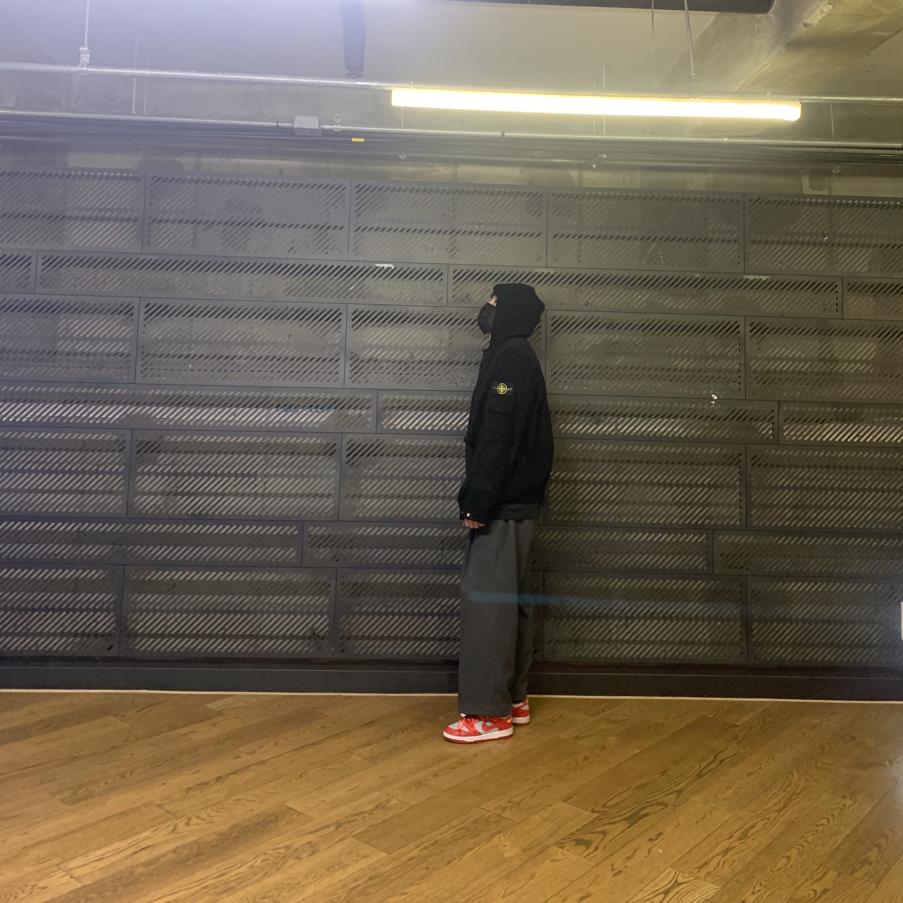 Supreme x Stone Island Corduroy Jacket Black - 20FW, Nike x Off-White Dunk Low University Red 착용 스타일 - 1
