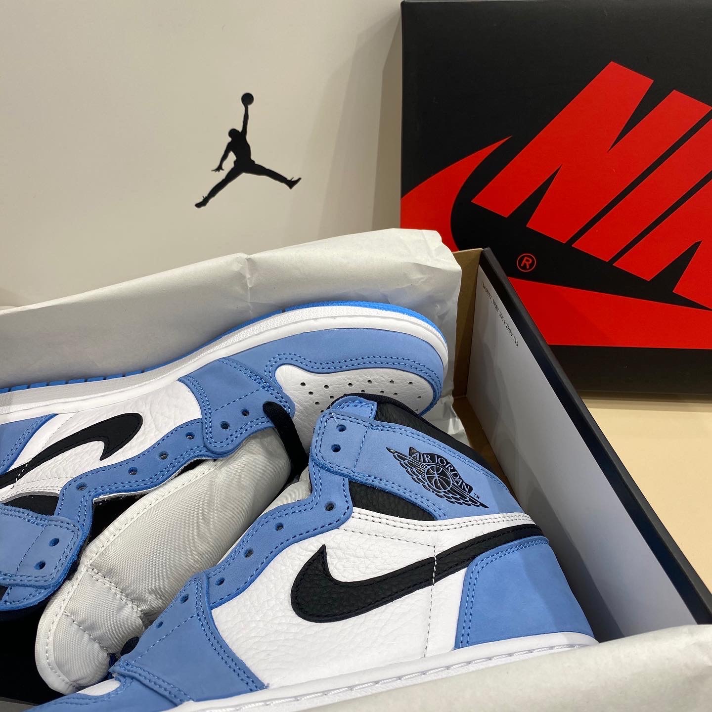 Jordan 1 Retro High OG University Blue 착용 스타일 - 2