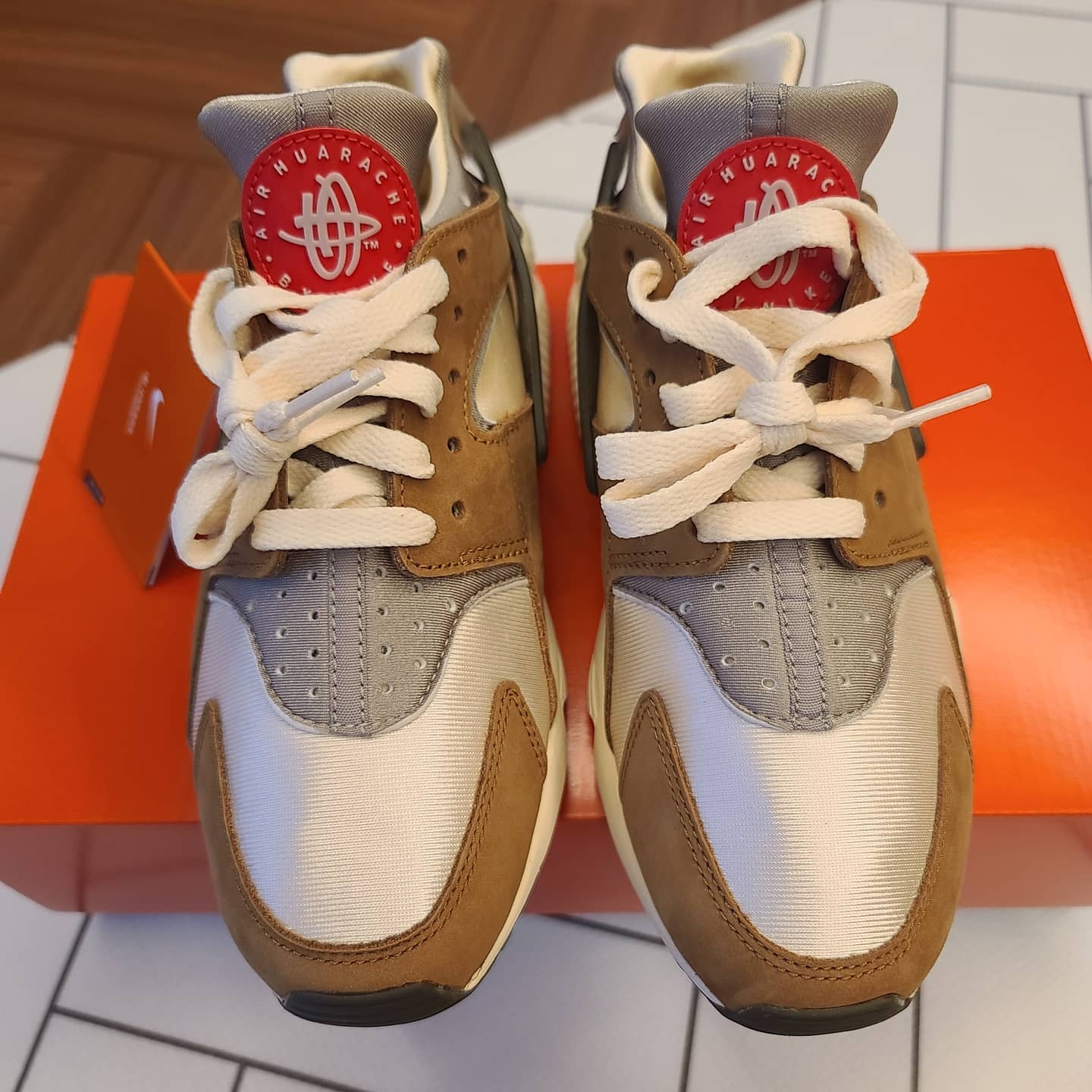 Nike x Stussy Air Huarache LE Desert Oak 착용 스타일 - 2