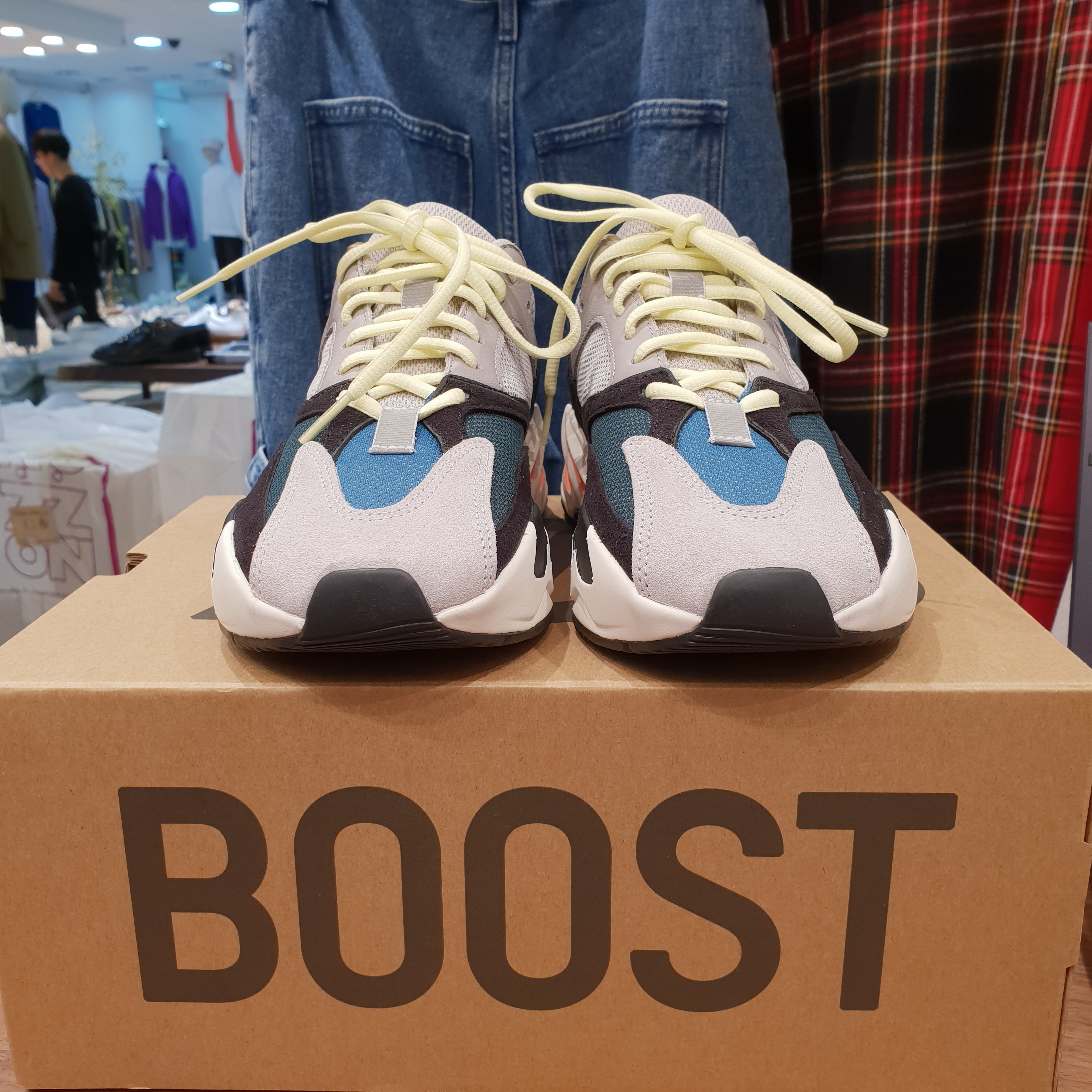 Adidas Yeezy Boost 700 Wave Runner Solid Grey 2017/2019 착용 스타일 - 4