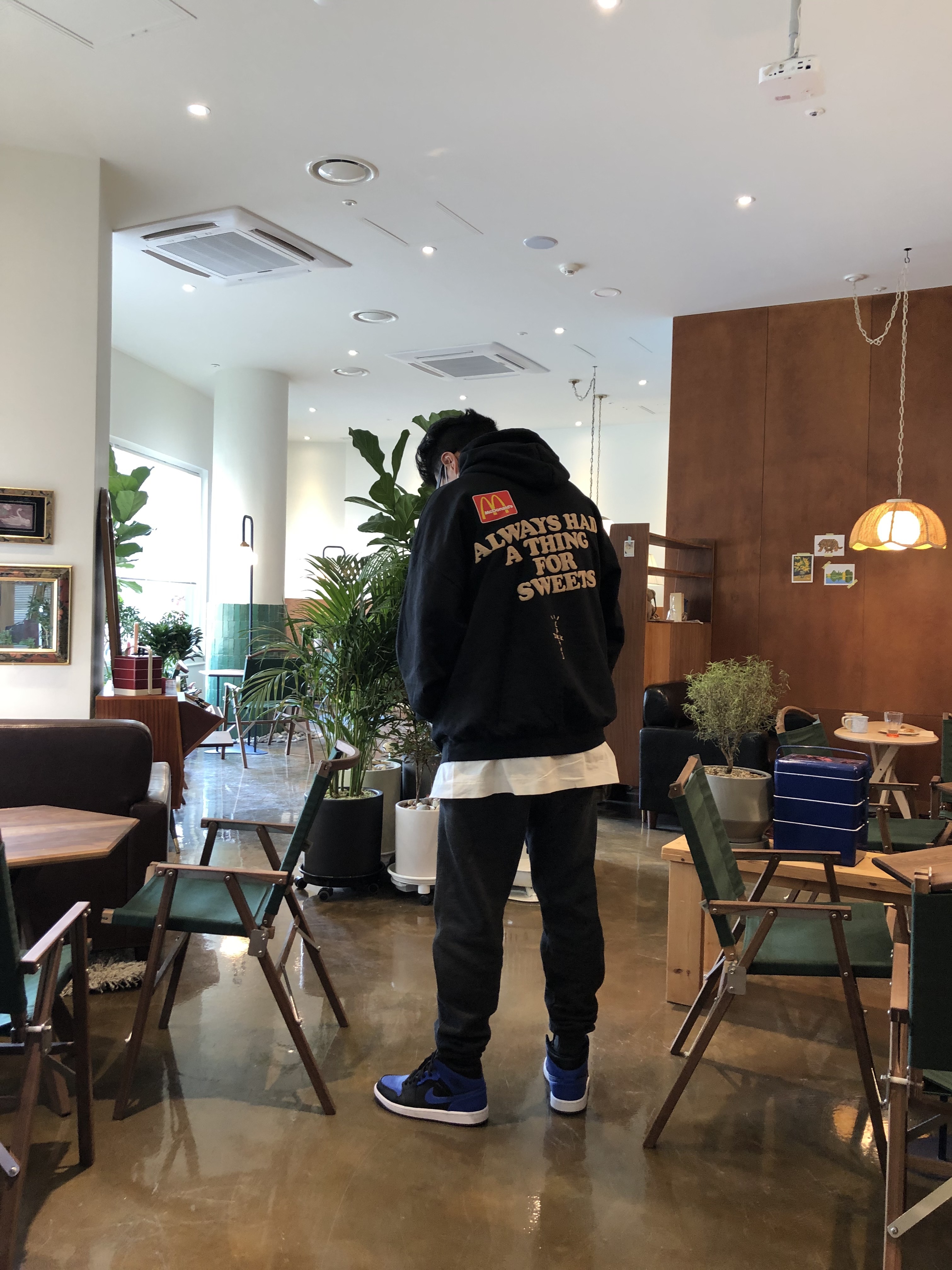 Jordan 1 Mid Black Hyper Royal 착용 스타일