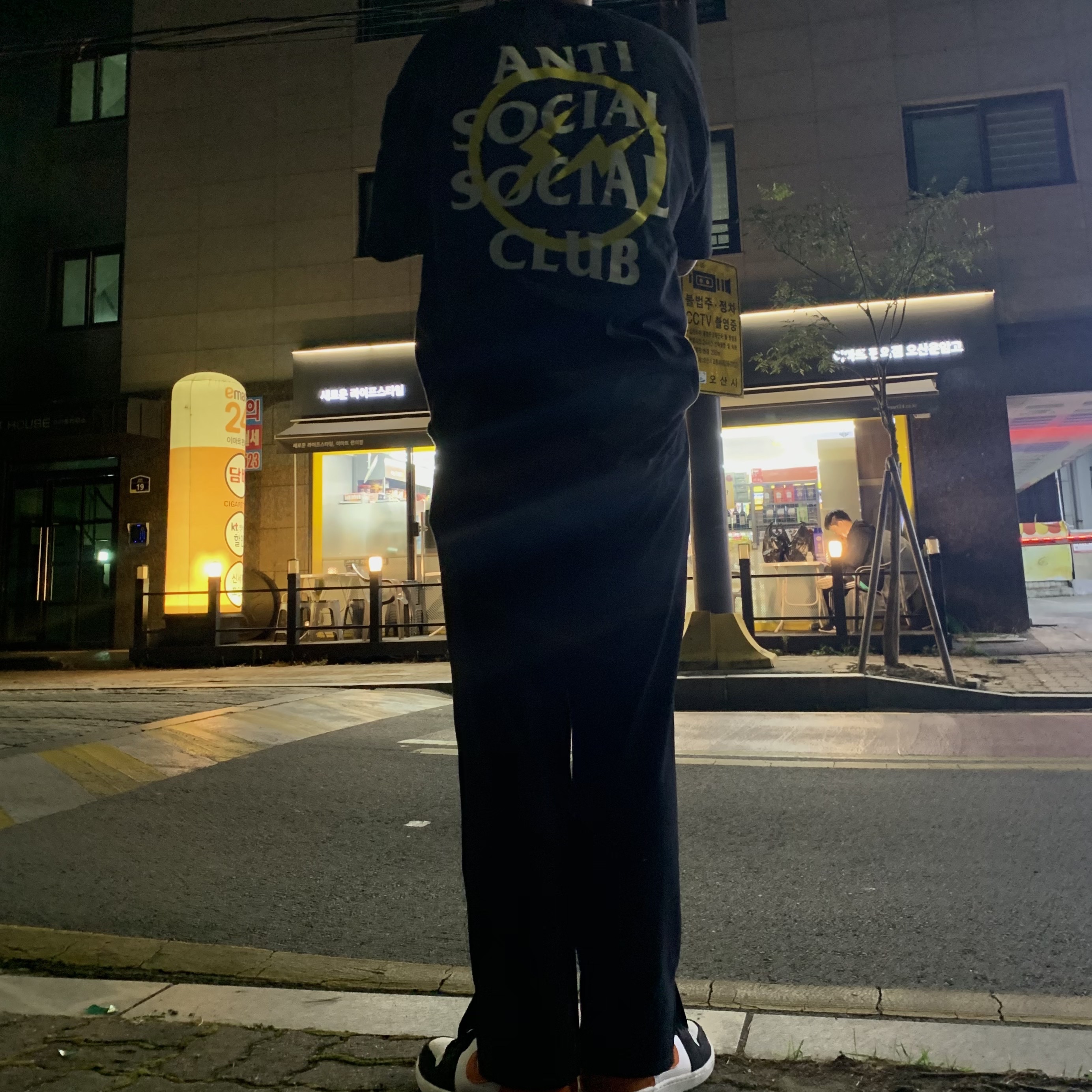 Anti Social Social Club x Fragment Bolt T-Shirt Yellow, Jordan 1 Mid Shattered Backboard 착용 스타일