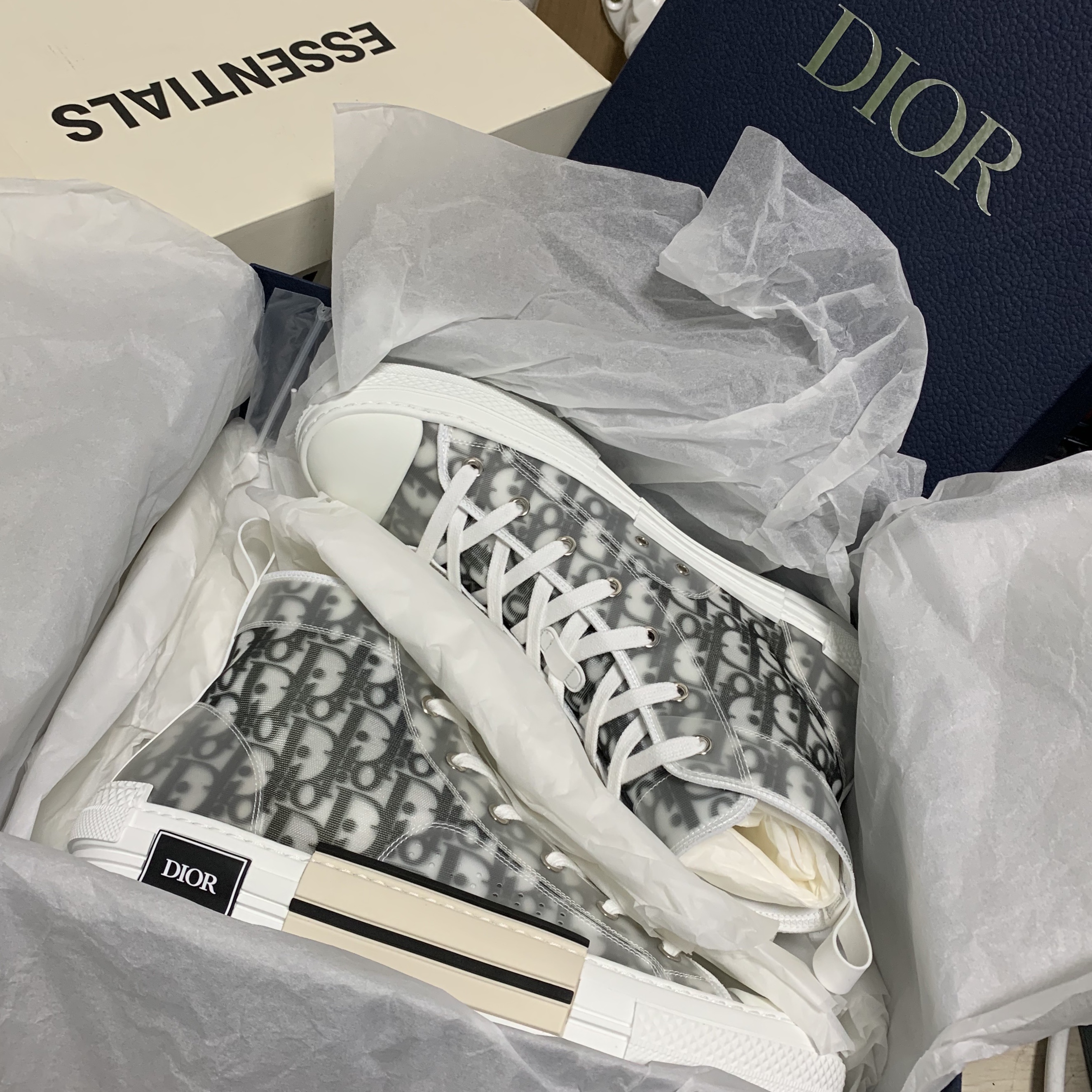 Dior B23 High Dior Oblique White & Black 착용 스타일