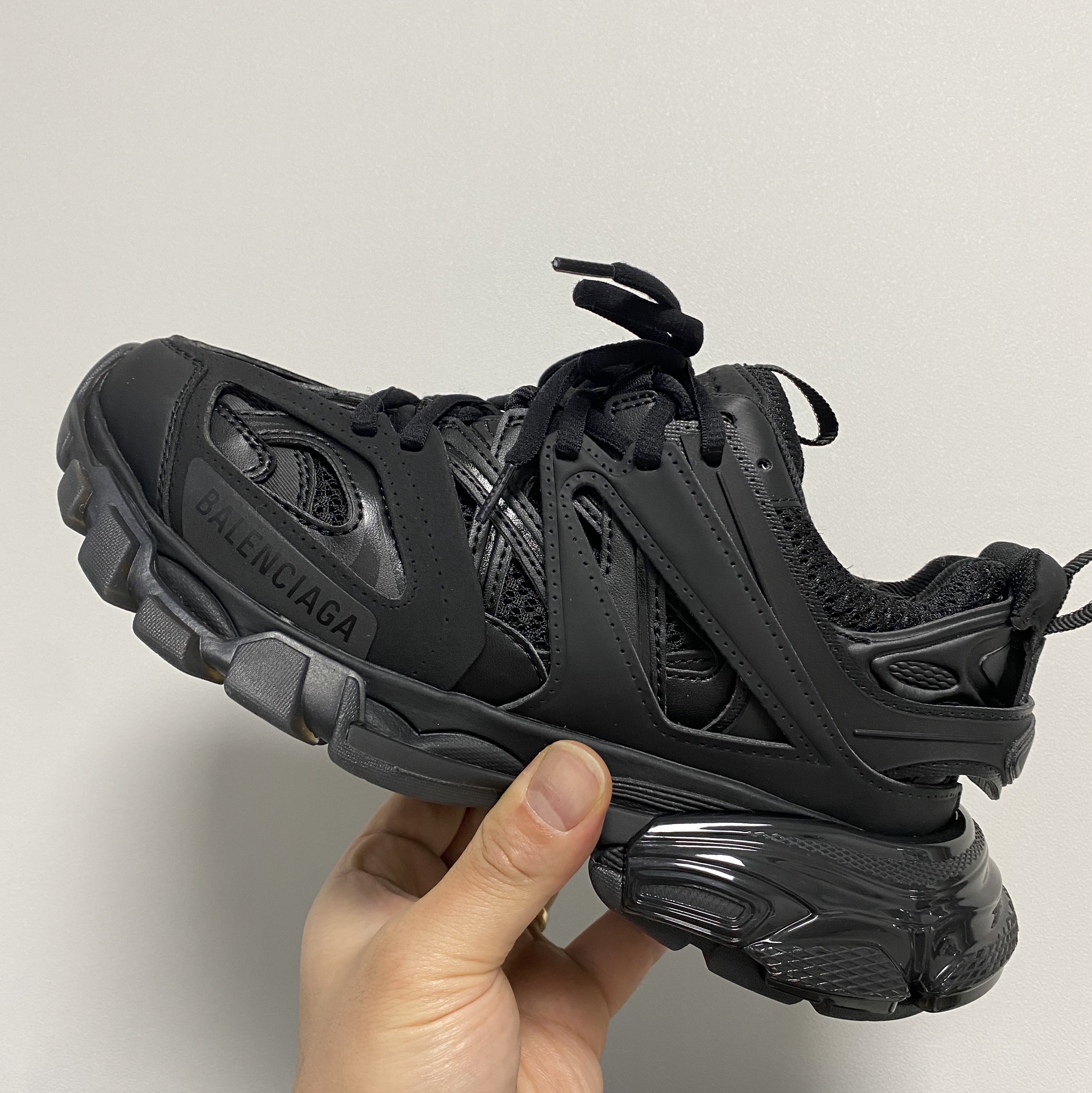 Balenciaga Track Sneakers Triple Black 착용 스타일 - 1