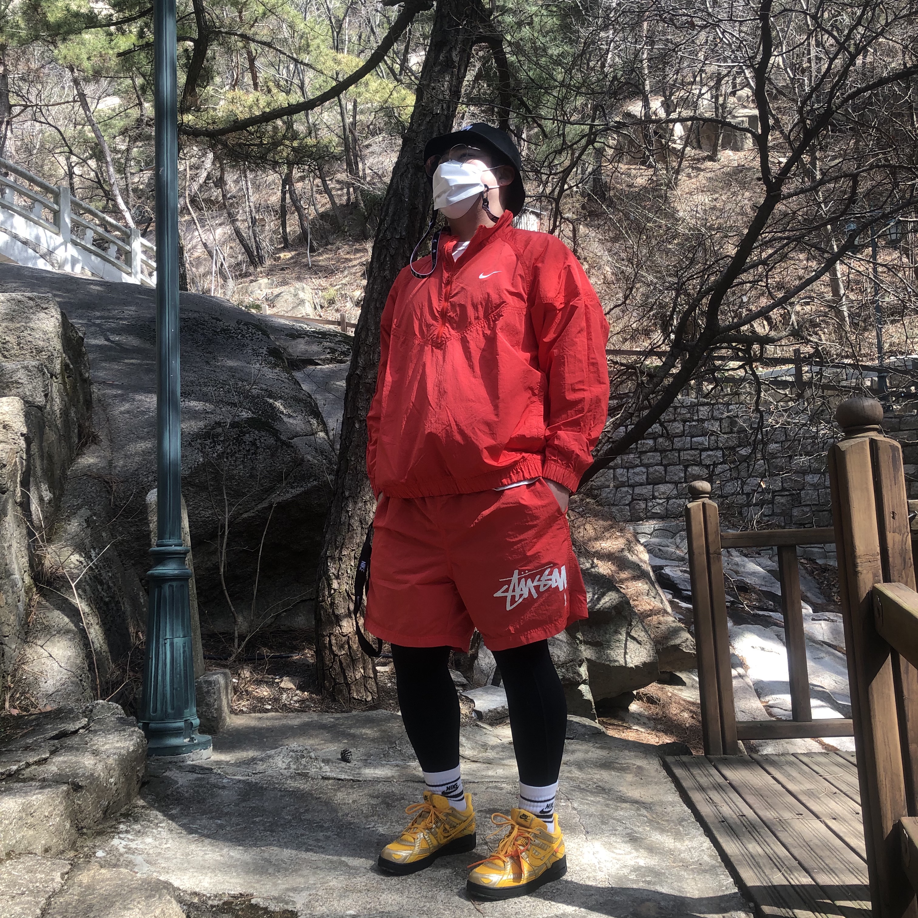 Nike x Stussy Windrunner Jacket Habanero Red, Nike x Stussy Water Shorts Habanero Red 착용 스타일