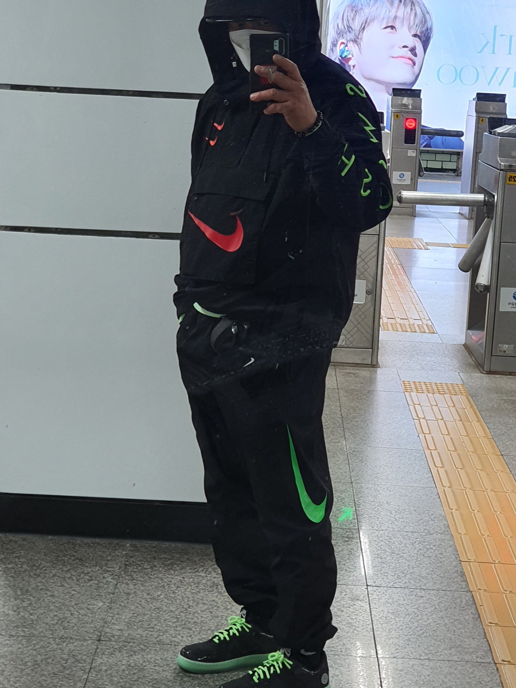 Nike Air Force 1 React LV8 Barely Green, Nike x Stussy Beach Pants Bright Cactus 착용 스타일 - 1