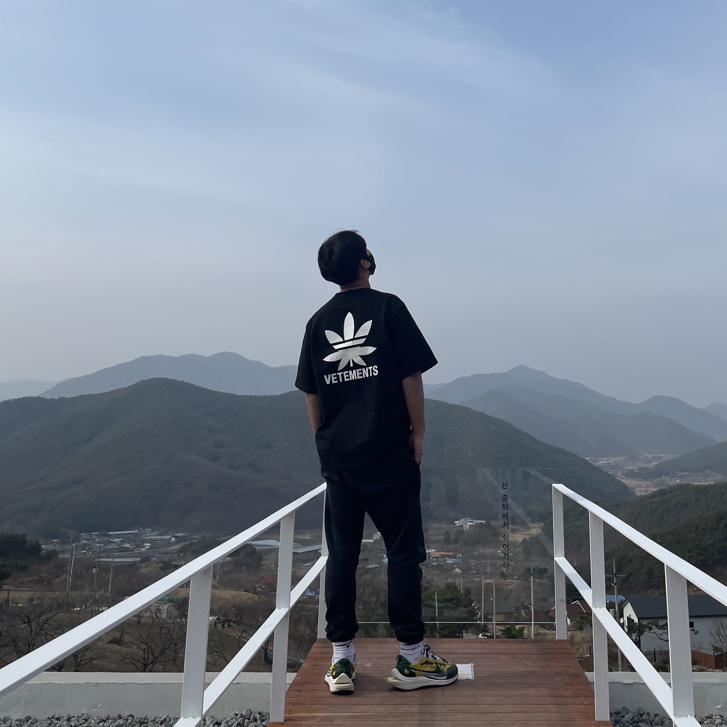 Nike x Sacai VaporWaffle Tour Yellow & Gorge Green Sail 착용 스타일