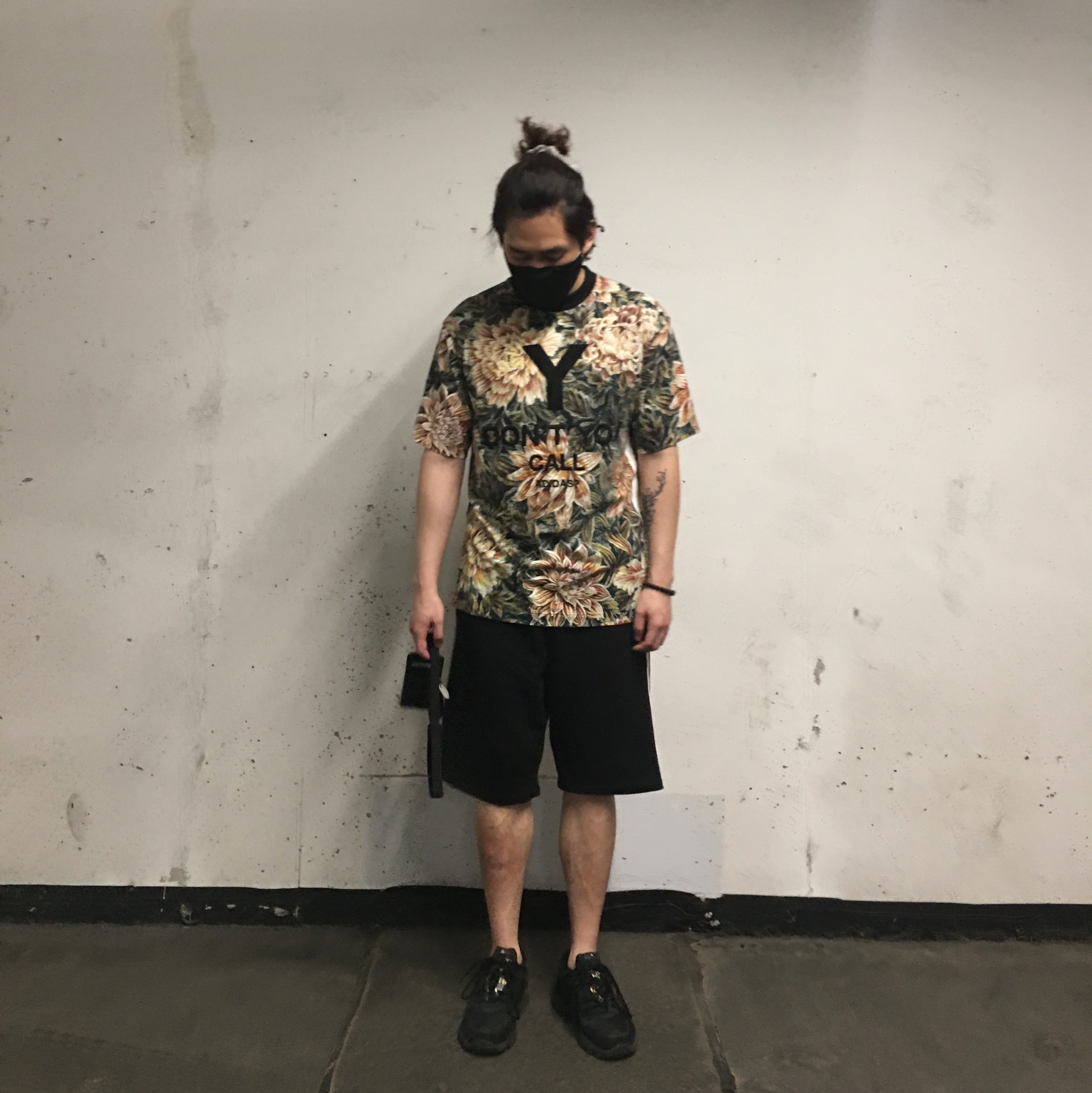 Y-3 Saikou Triple Black, Supreme x Yohji Yamamoto Logo T-Shirt Black - 20FW 착용 스타일 - 2