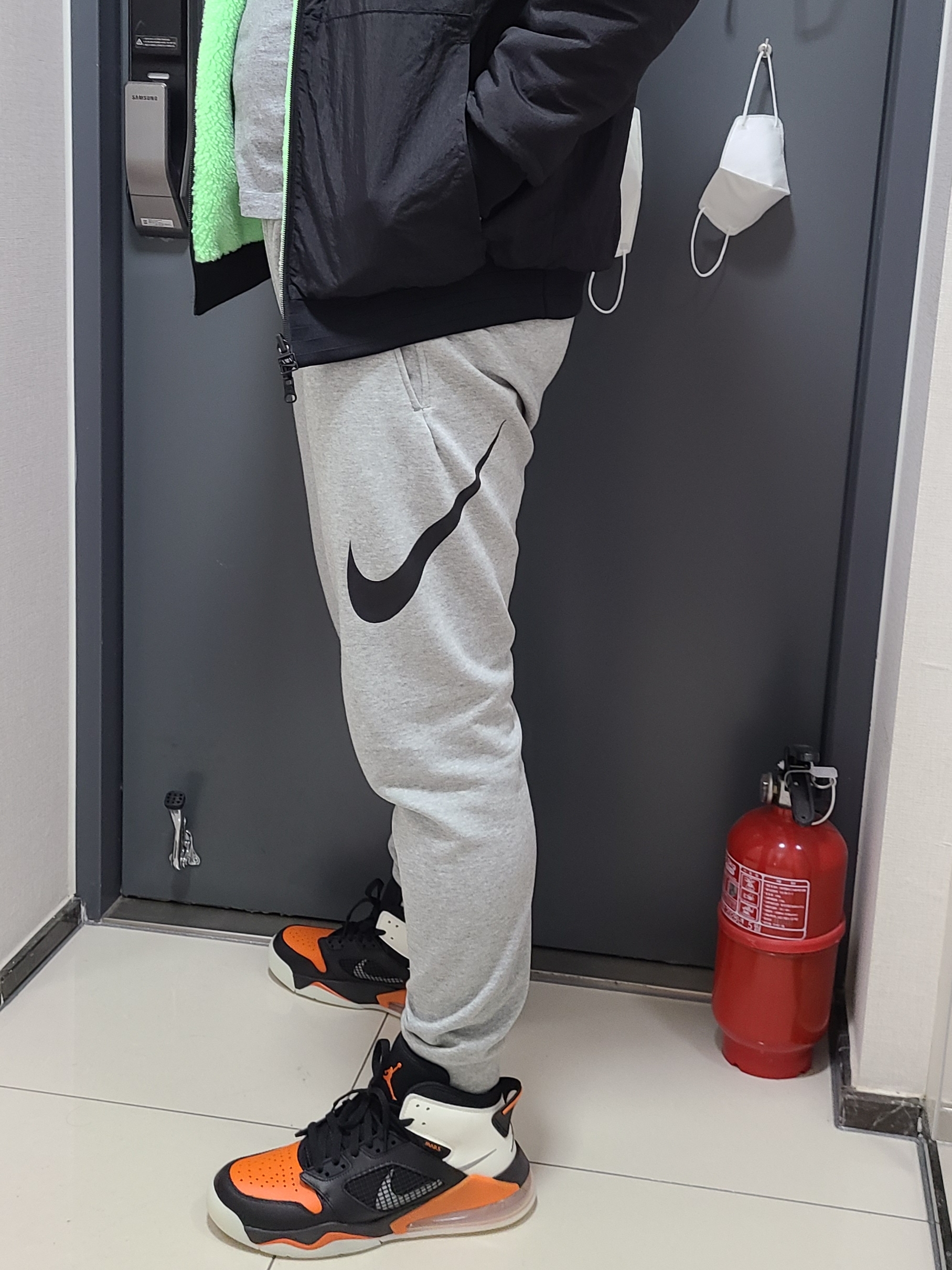 Nike Big Swoosh Full Zip Jacket Green Black, Jordan Mars 270 Shattered Backboard 착용 스타일