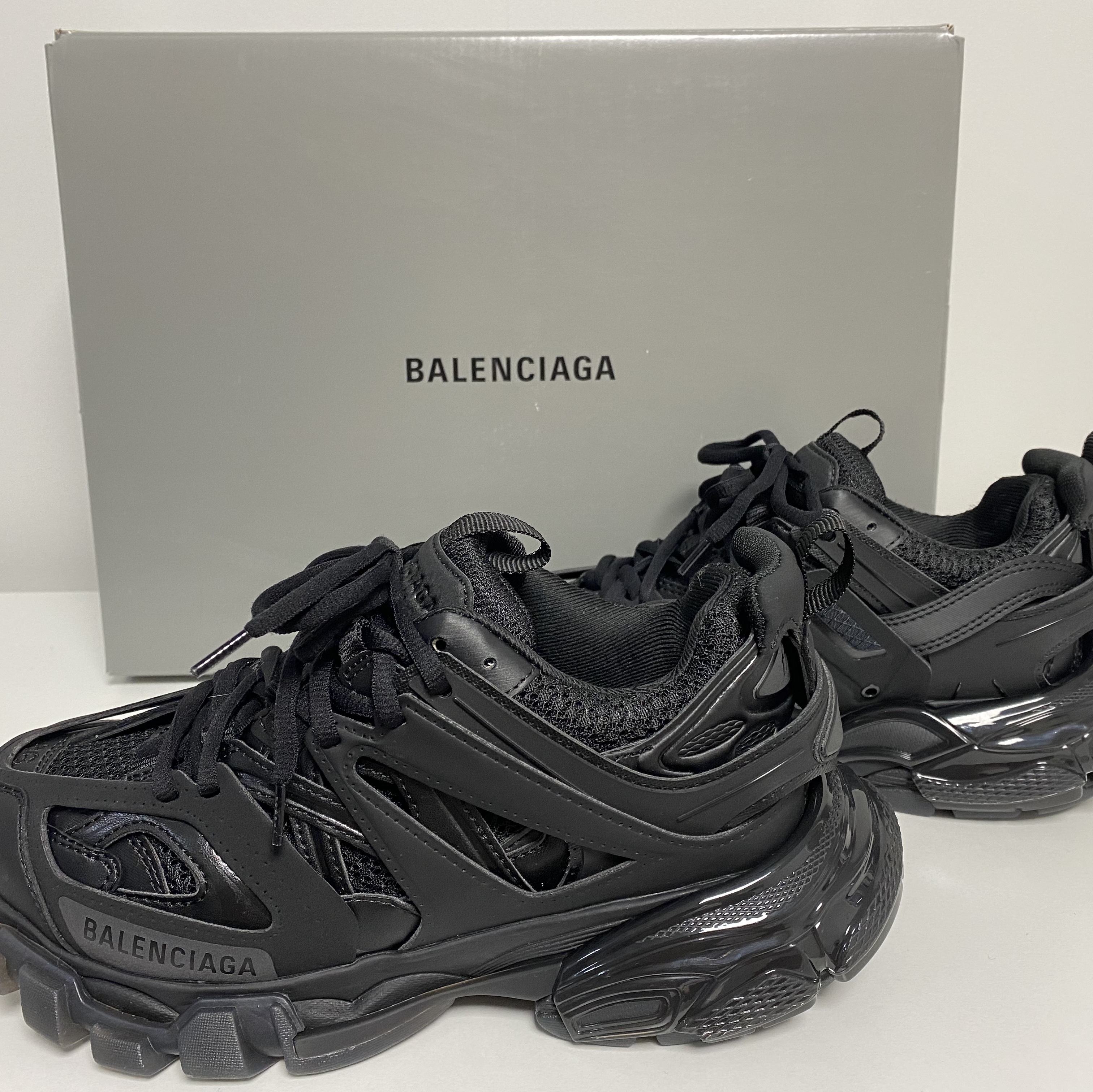 Balenciaga Track Sneakers Triple Black 착용 스타일 - 2