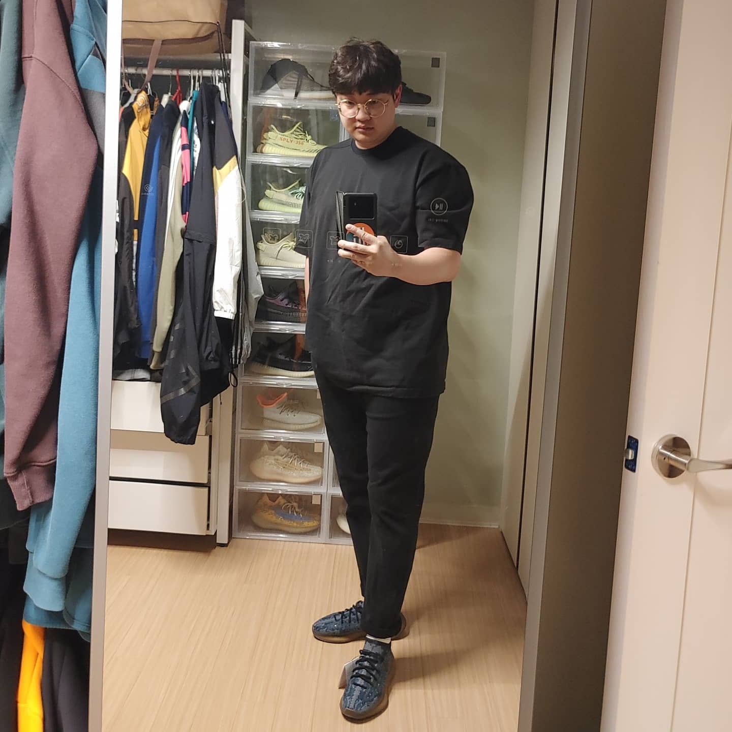 Adidas Yeezy Boost 380 Covellite 착용 스타일 - 1