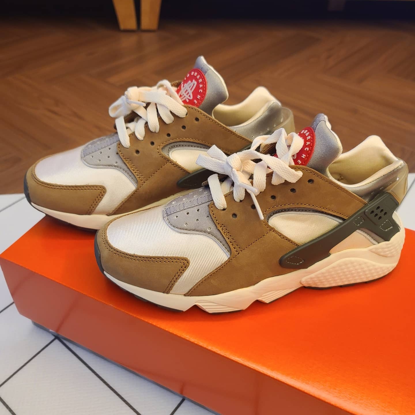 Nike x Stussy Air Huarache LE Desert Oak 착용 스타일 - 1