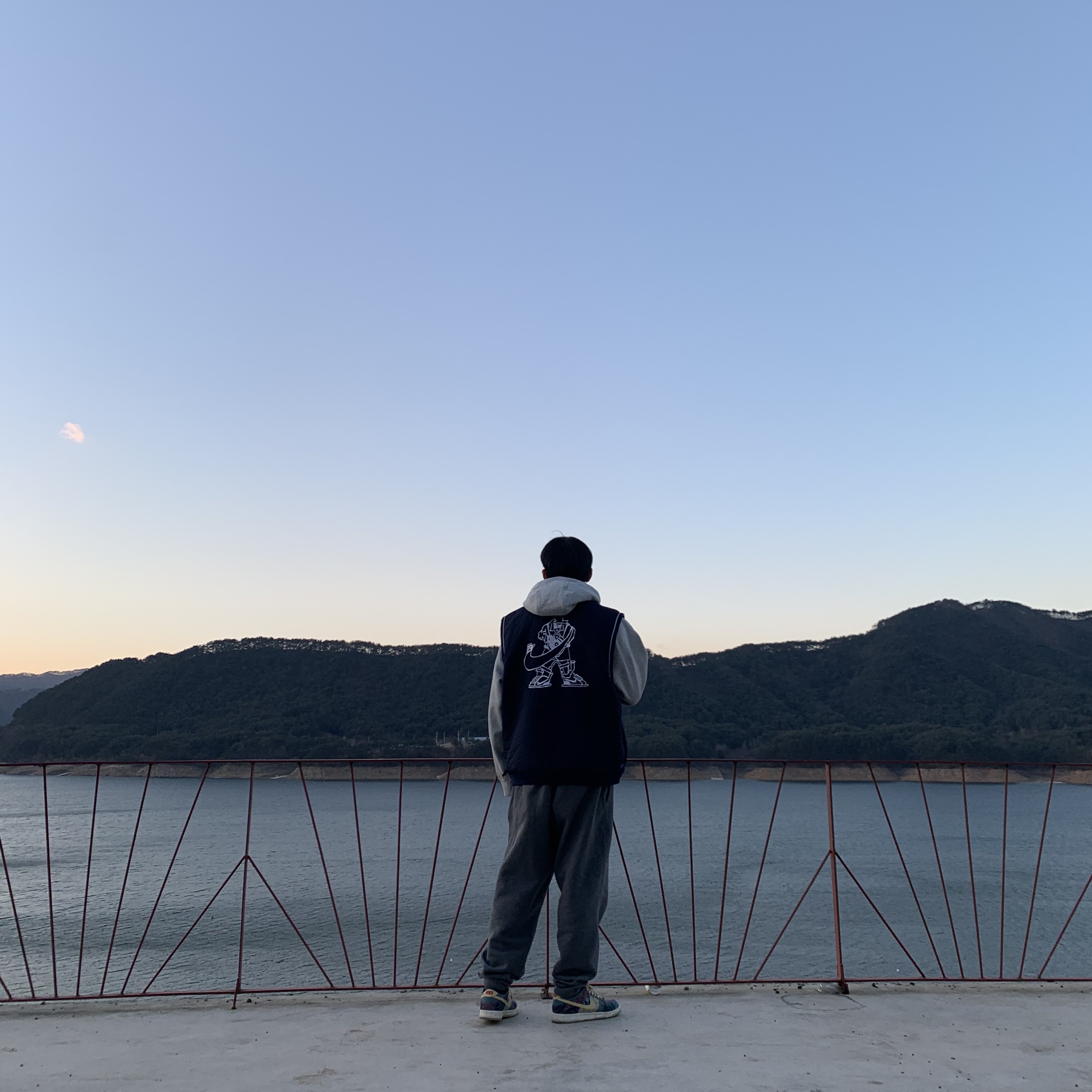 Nike x Cav Empt Vest Navy, Nike M NRG Sweatpants Wash Charcoal Heather White 착용 스타일
