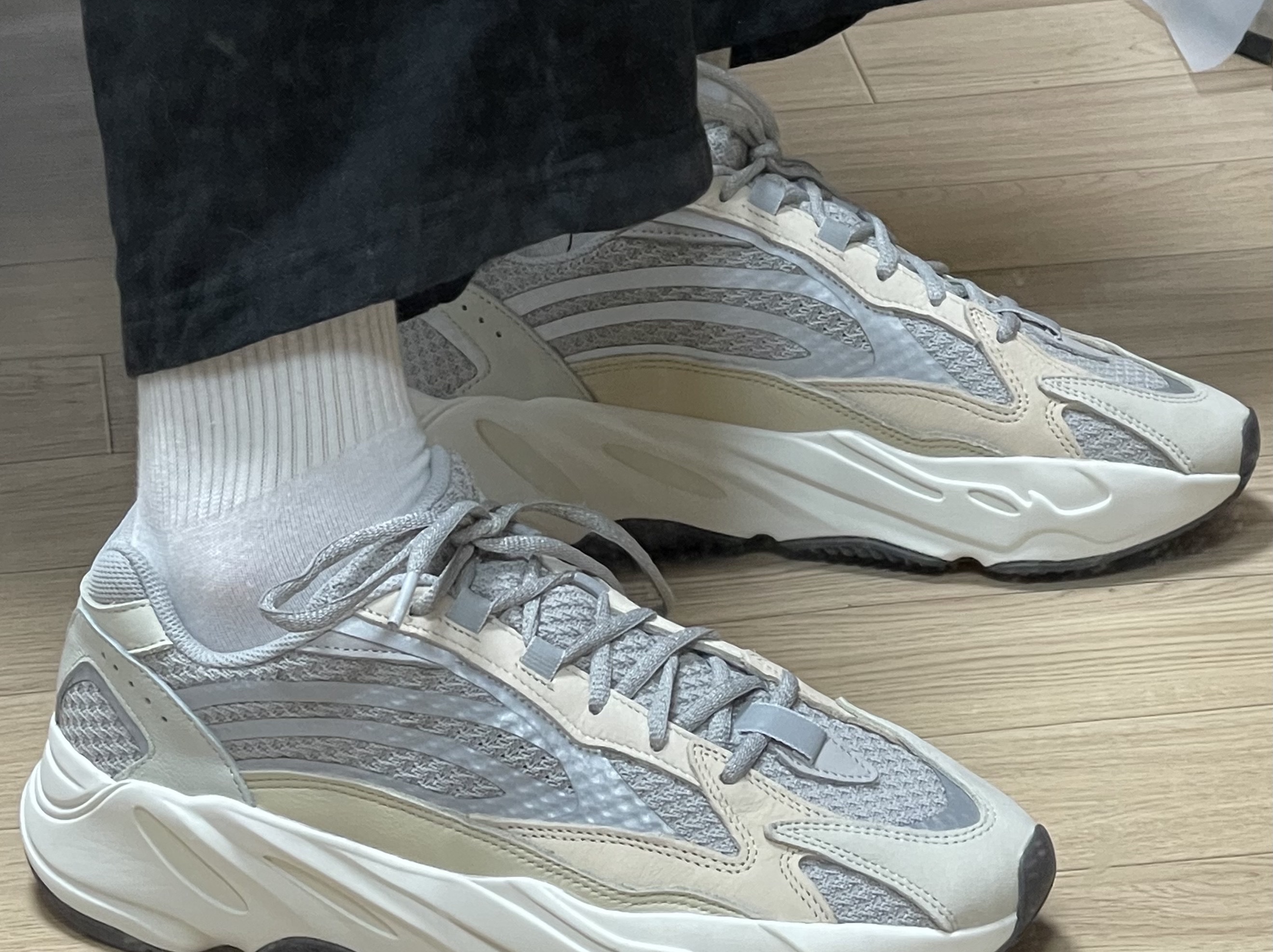 Adidas Yeezy Boost 700 V2 Cream 착용 스타일 - 1