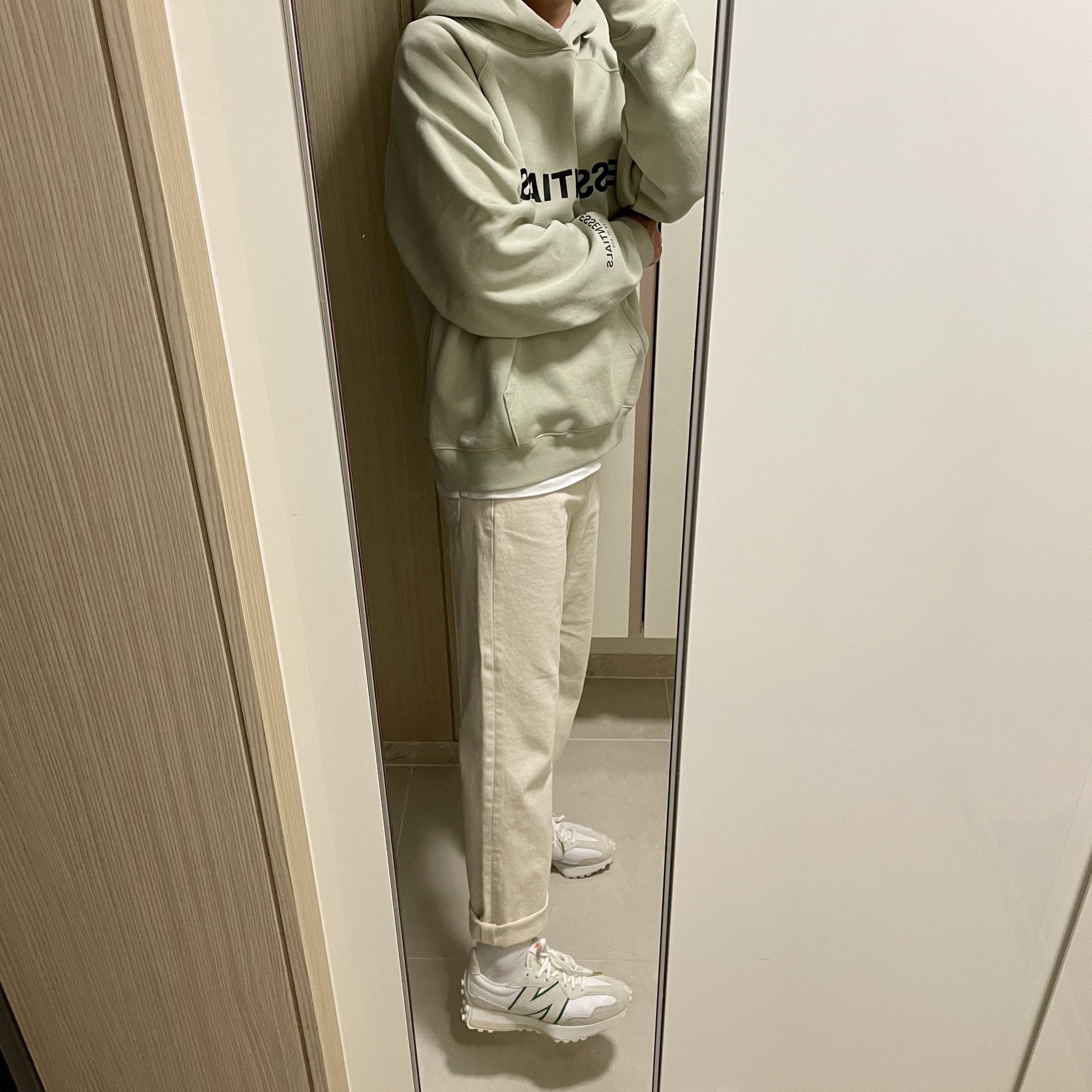Essentials 3D Silicon Applique Pullover Hoodie Alfafa Sage - 20FW, New Balance x Casablanca 327 Idealist Off White Green 착용 스타일 - 2