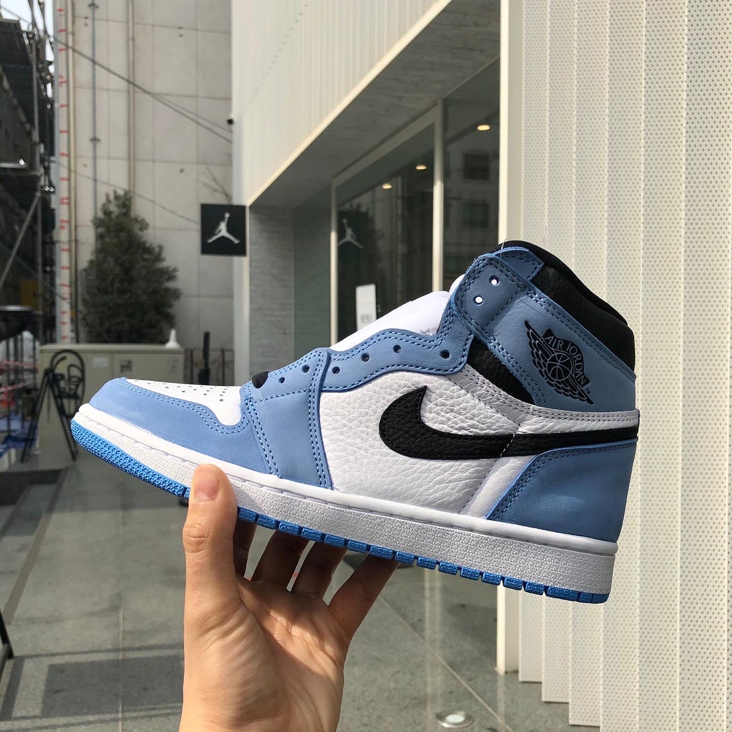 Jordan 1 Retro High OG University Blue 착용 스타일 - 4