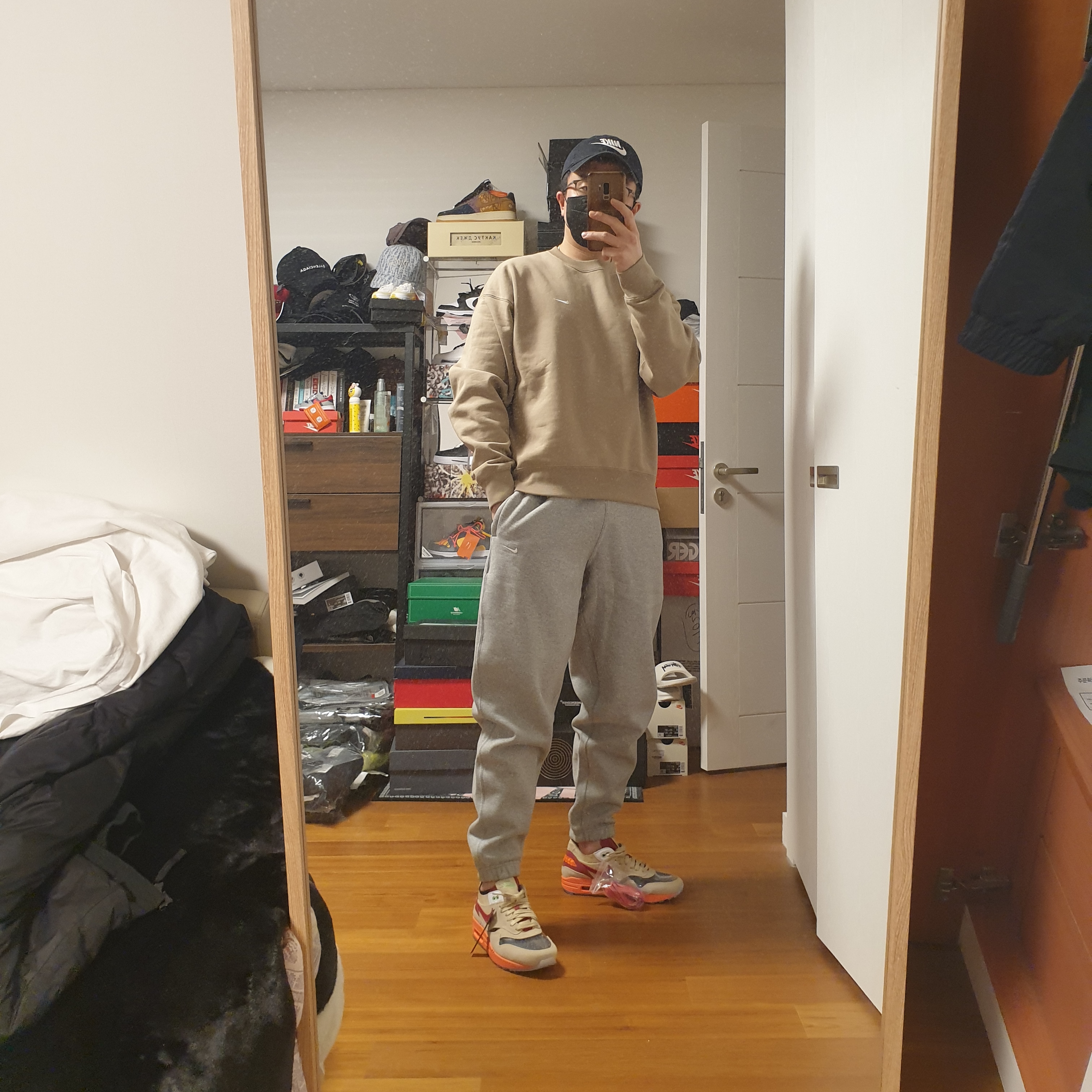 Nike NRG Solo Swoosh Crew Fleece Khaki - Asia, Nike NRG Solo Swoosh Fleece Pants Dark Grey Heather - US/EU 착용 스타일 - 1