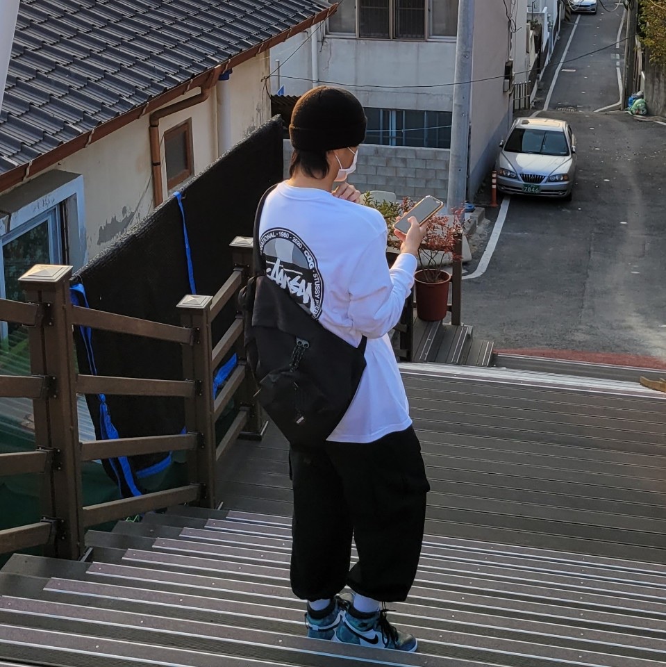 Stussy x CDG Dot LS T-Shirt White, (W) Jordan 1 Retro High Tie-Dye 착용 스타일