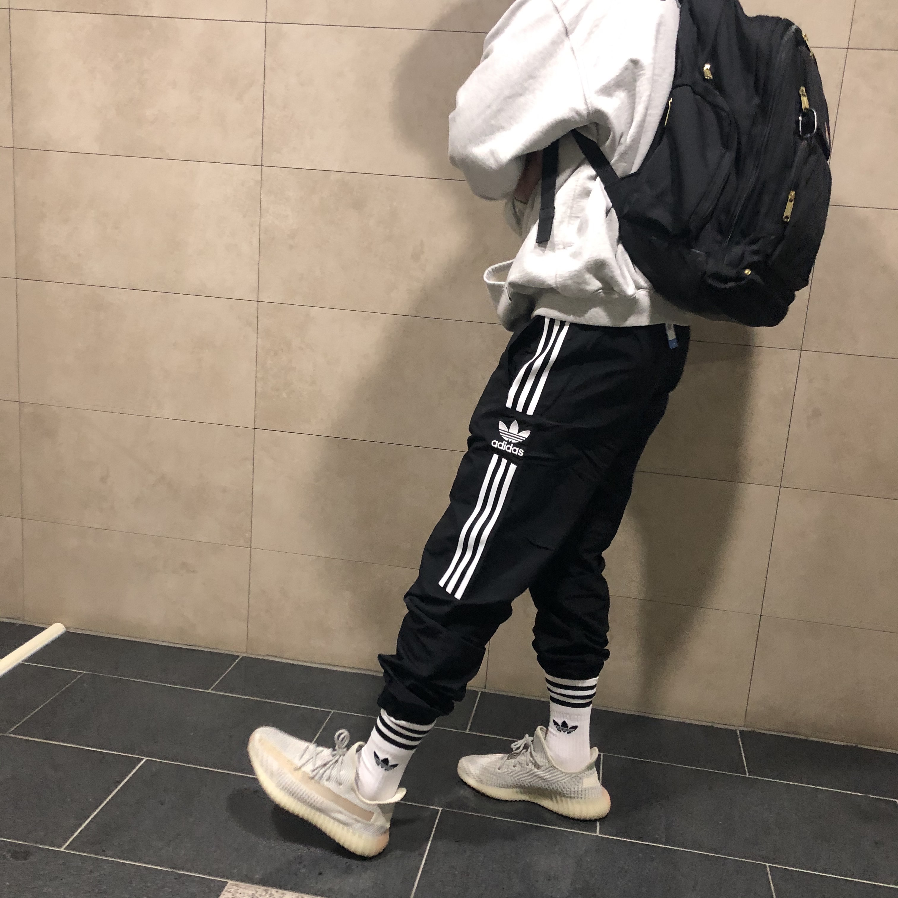Adidas Yeezy Boost 350 V2 Lundmark - Non Reflective 착용 스타일