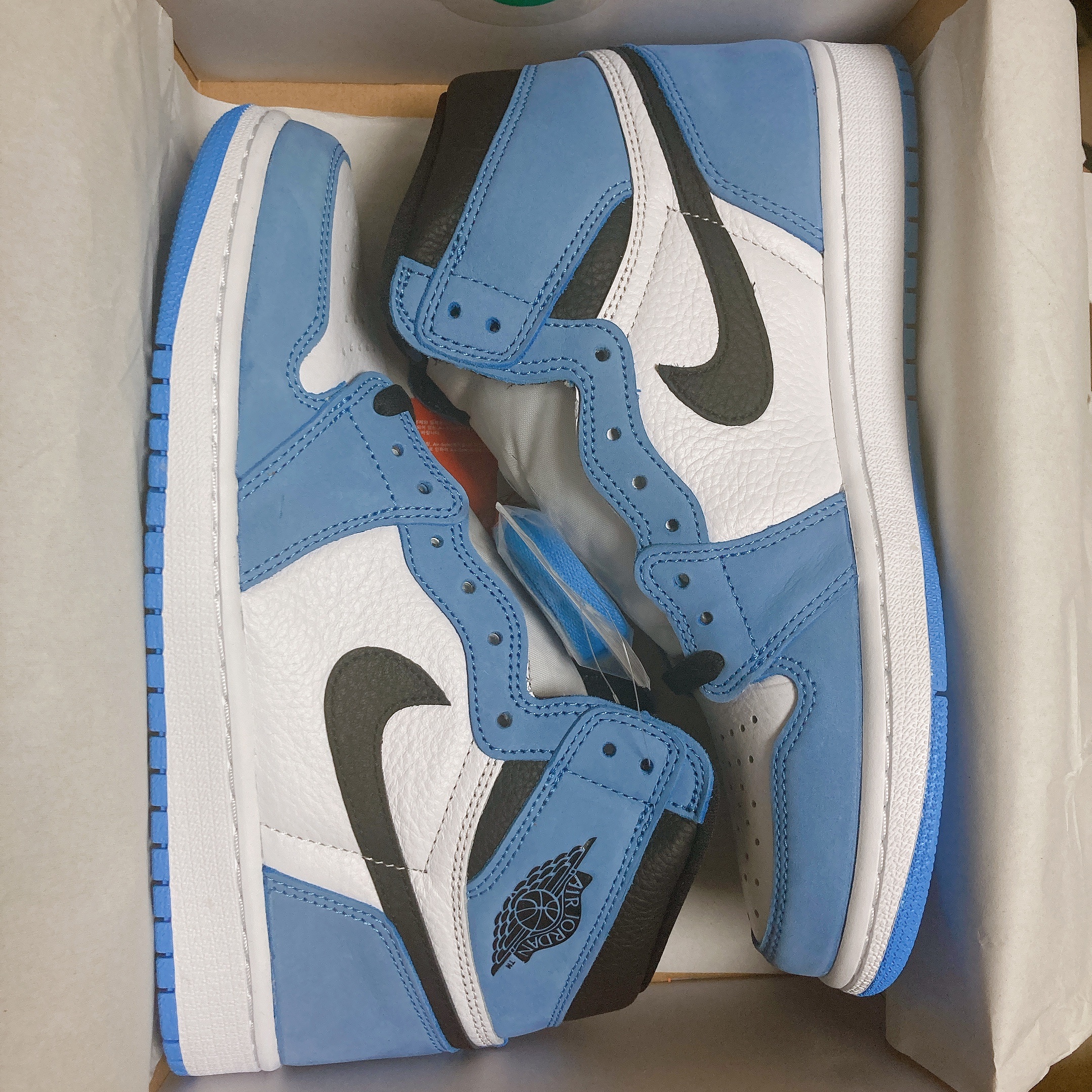 Jordan 1 Retro High OG University Blue 착용 스타일 - 1