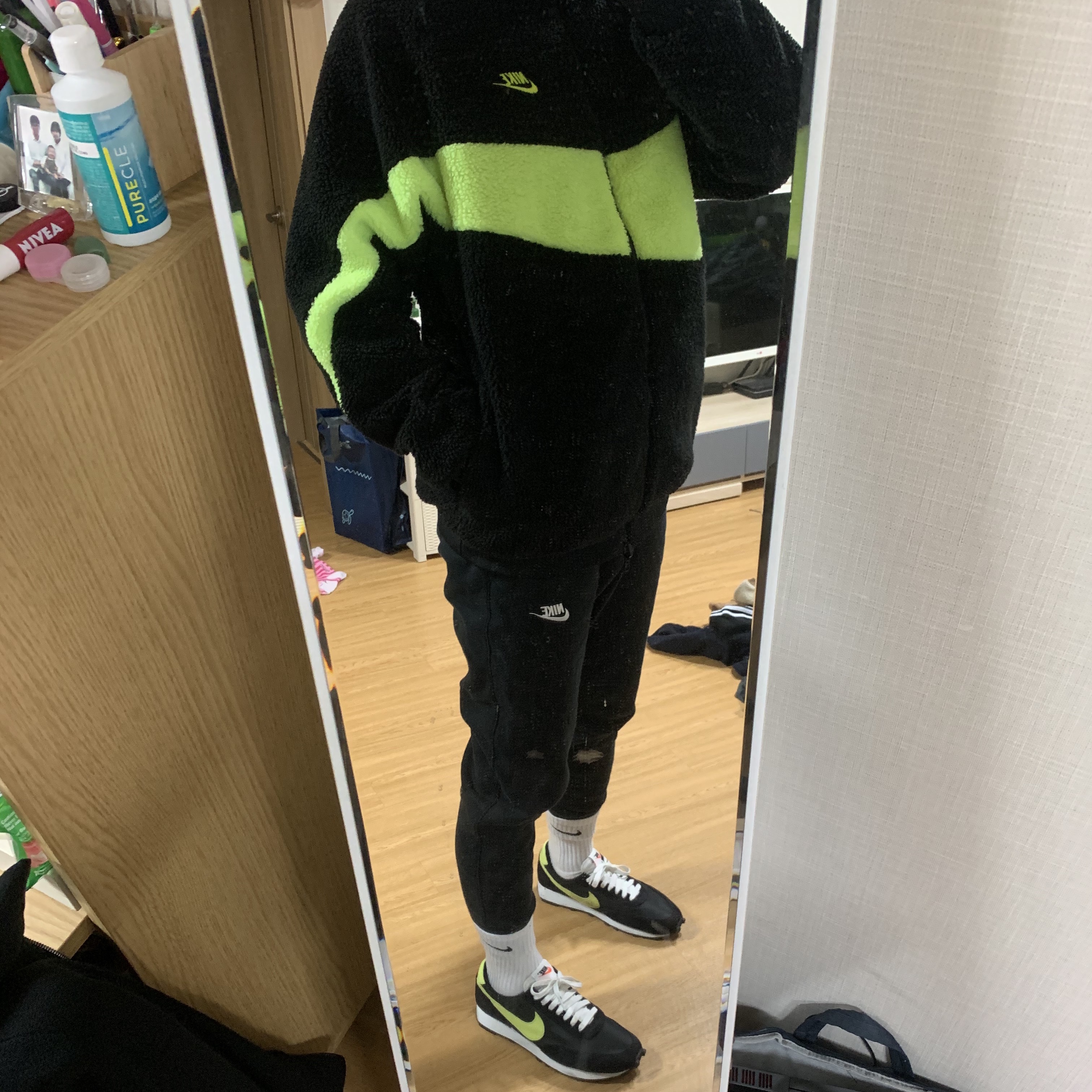 Nike Big Swoosh Full Zip Jacket Black Volt, Nike Daybreak SP Black Limelight 착용 스타일