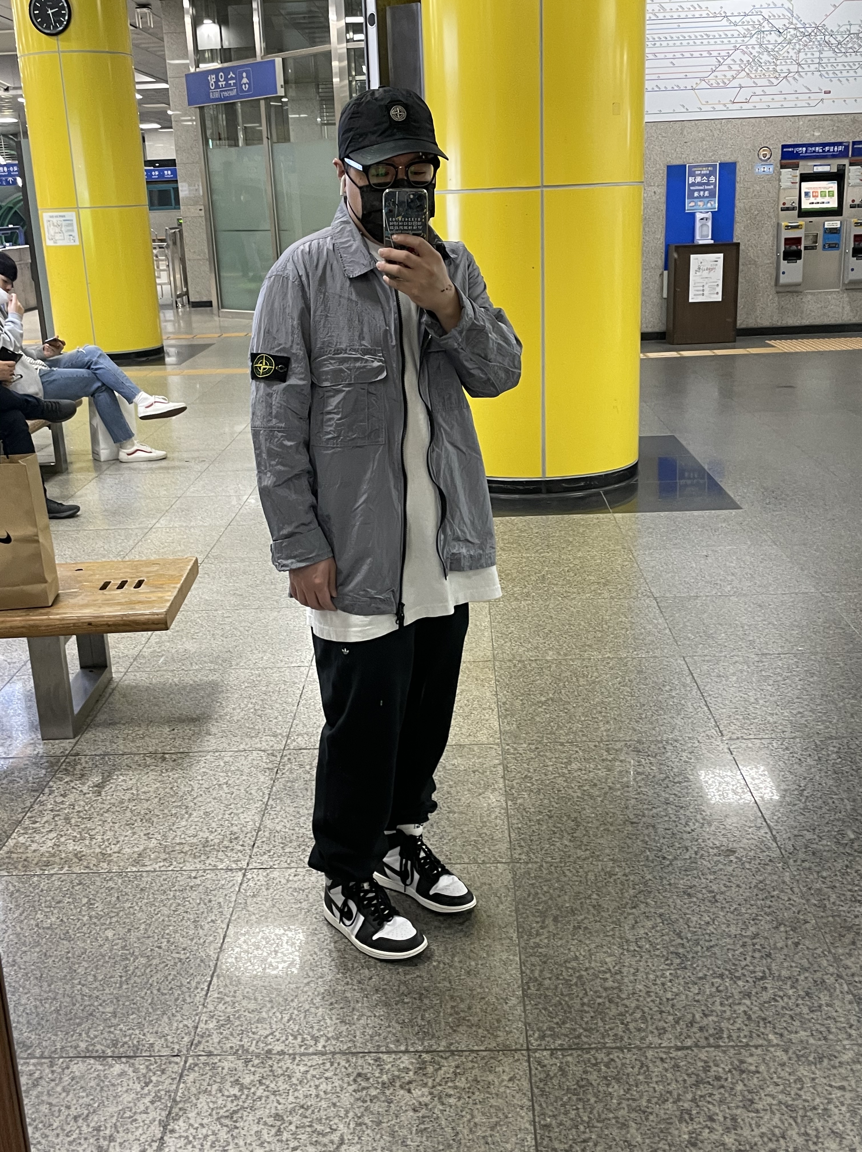 Supreme x Stone Island Painted Camo Nylon 6-Panel Dark Teal - 20FW, Jordan 1 Retro High OG Black White 2014 착용 스타일
