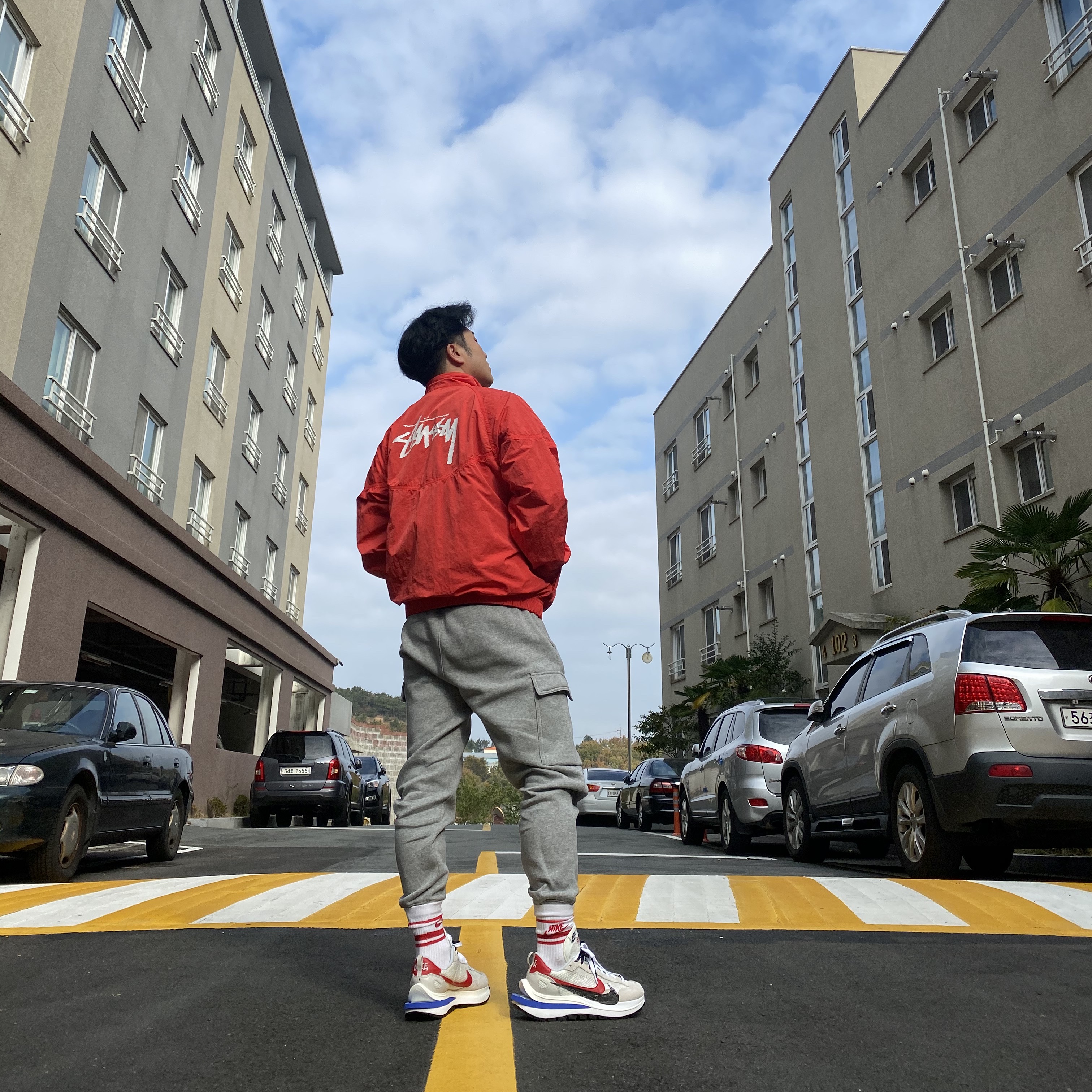 Nike x Stussy Windrunner Jacket Habanero Red, Nike x Sacai VaporWaffle Royal Fuchsia 착용 스타일 - 3