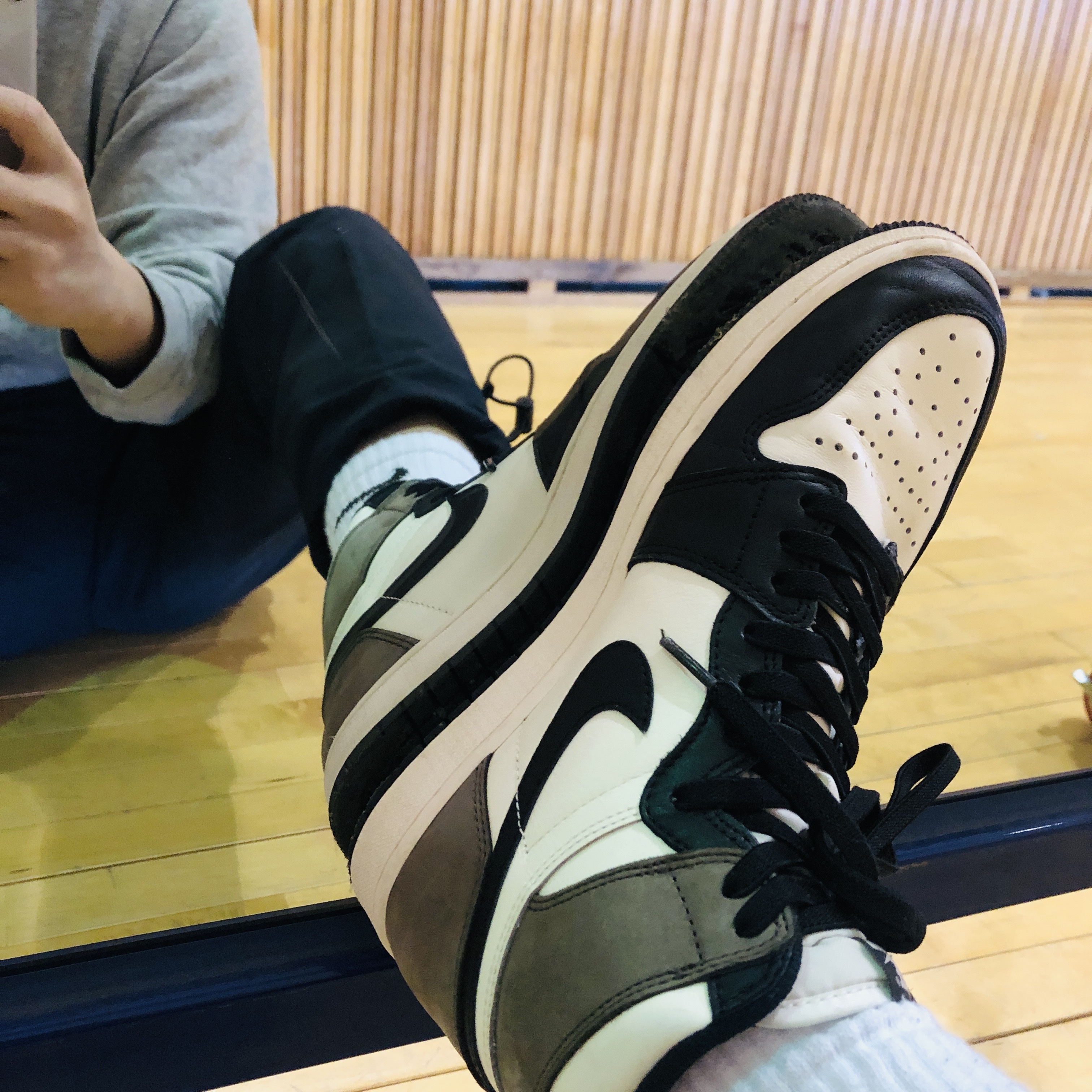 Jordan 1 Retro High OG Black Mocha 착용 스타일 - 2