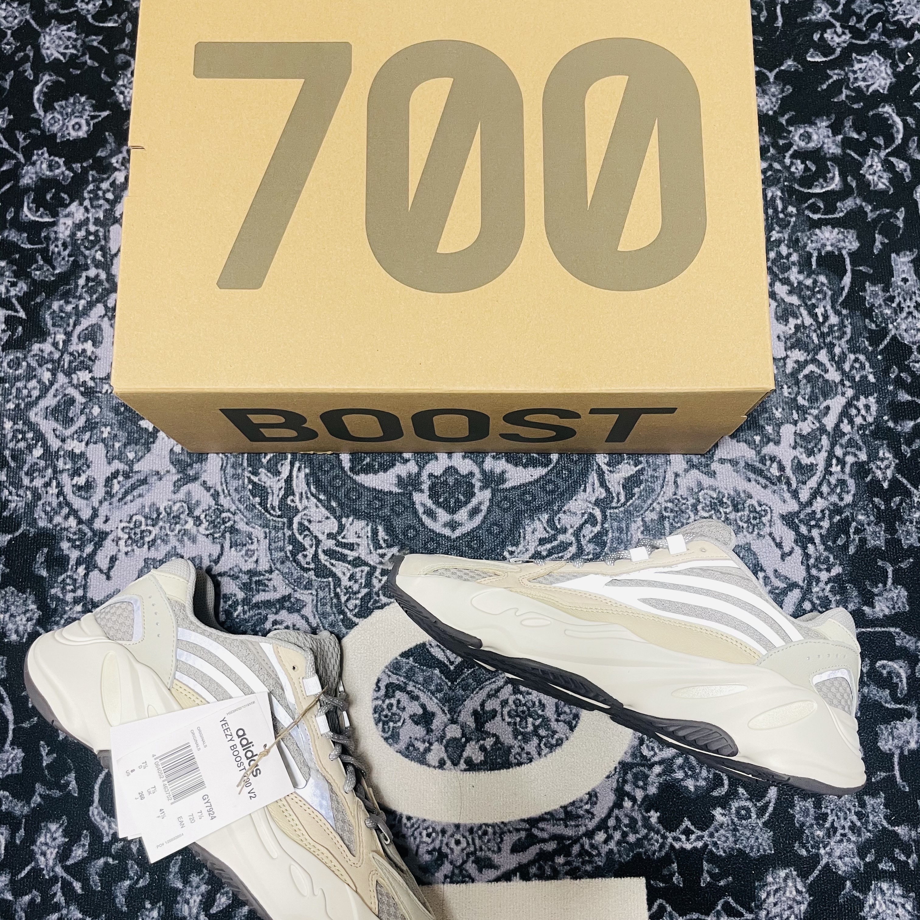 Adidas Yeezy Boost 700 V2 Cream 착용 스타일 - 2