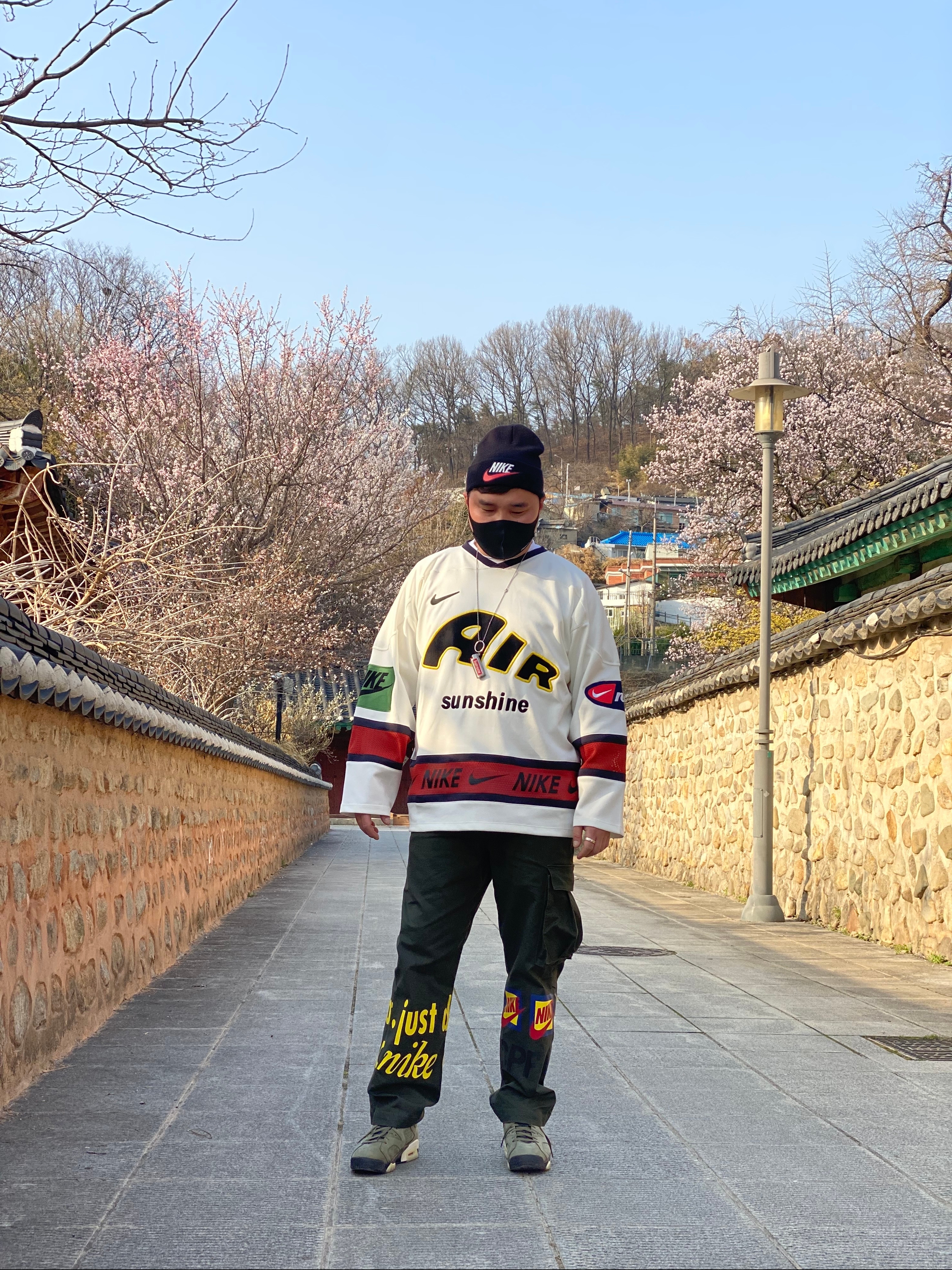Jordan 6 x Travis Scott Retro Olive, Nike x Cactus Plant Flea Market Hockey Jersey White 착용 스타일