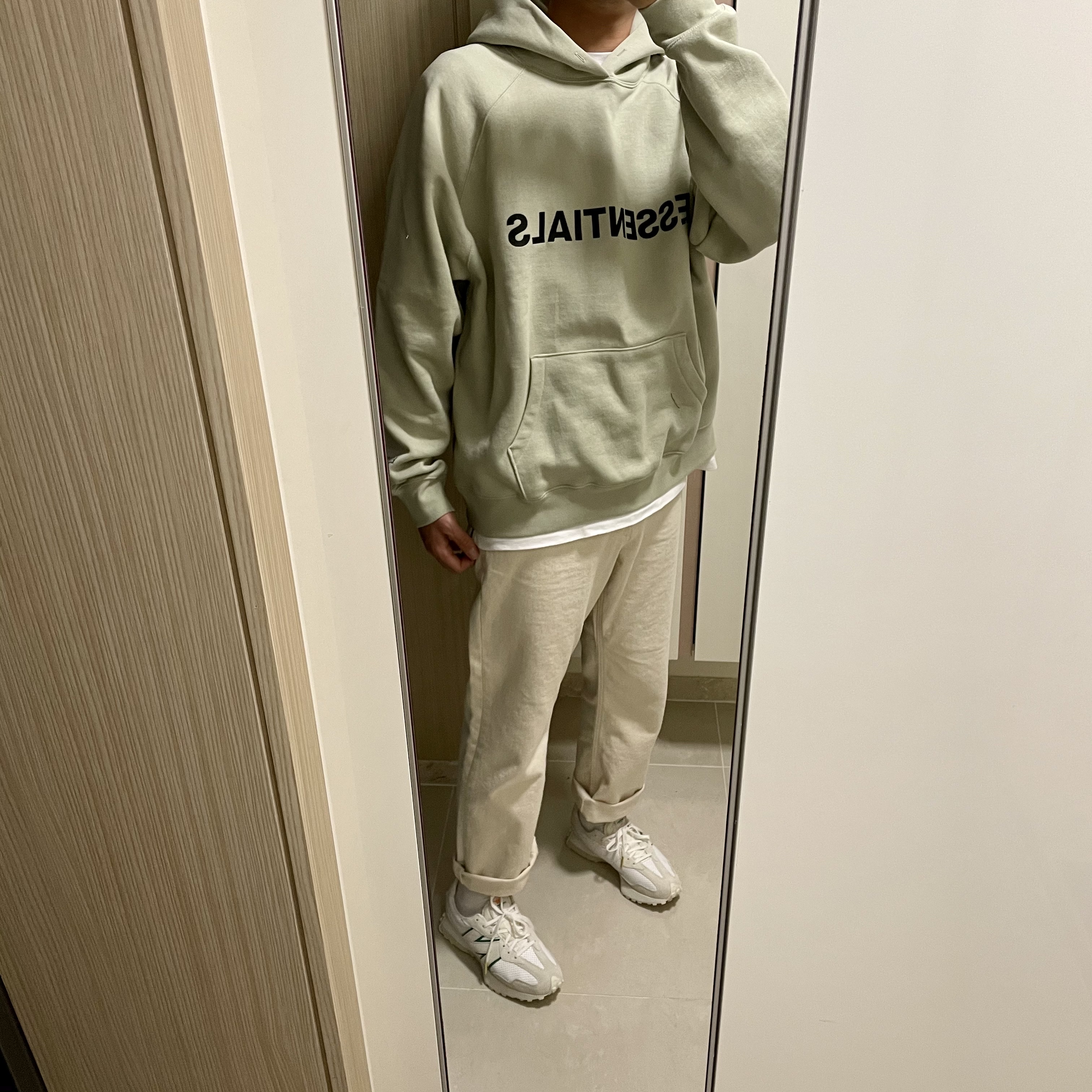 Essentials 3D Silicon Applique Pullover Hoodie Alfafa Sage - 20FW, New Balance x Casablanca 327 Idealist Off White Green 착용 스타일 - 1