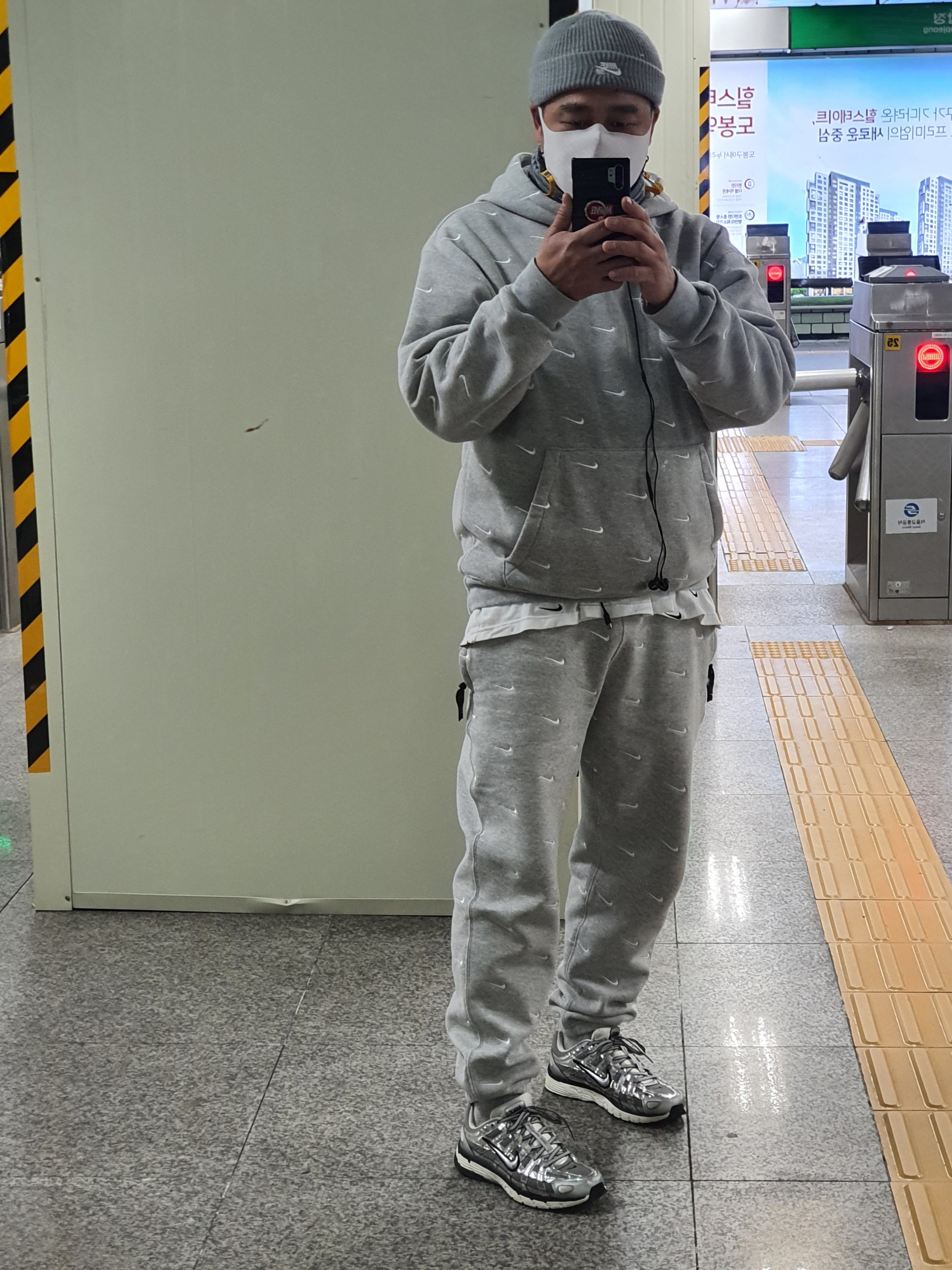 Nike Air Force 1 React LV8 Barely Green, Nike x Stussy Beach Pants Bright Cactus 착용 스타일 - 5
