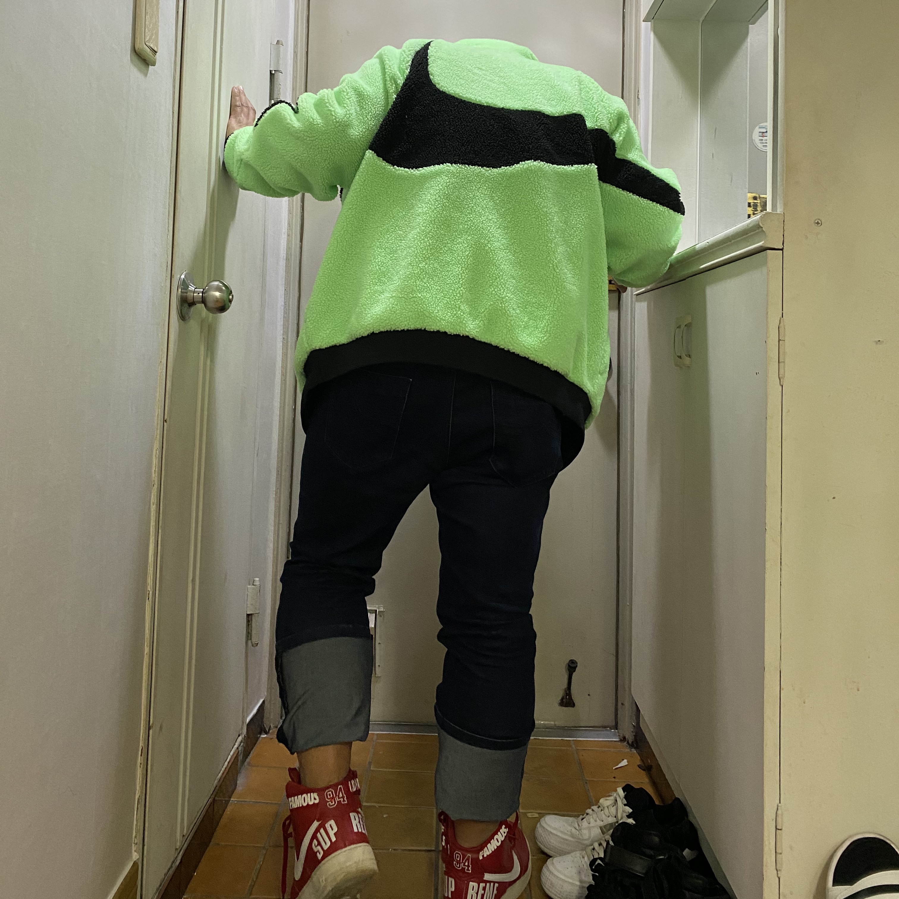 Nike x Supreme Air Force 1 High World Famous Red, Nike Big Swoosh Full Zip Jacket Green Black 착용 스타일