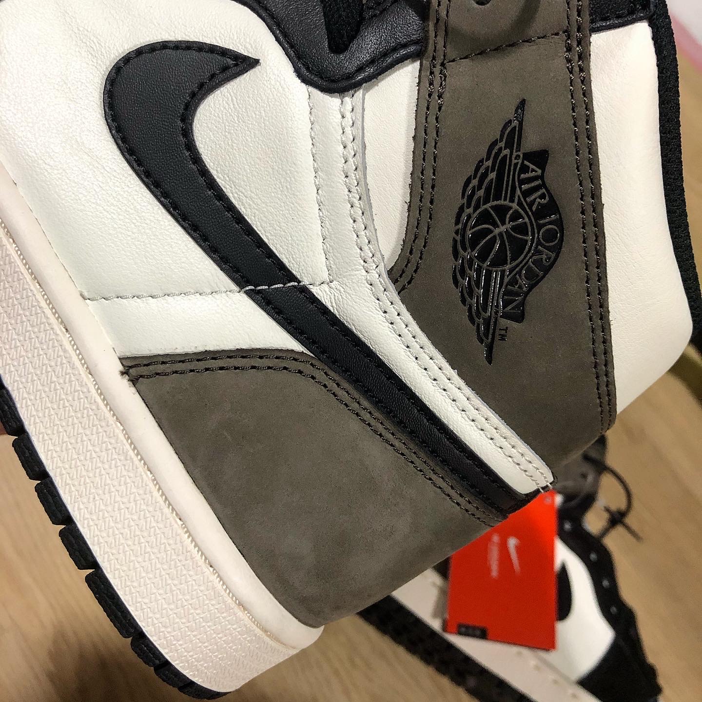 Jordan 1 Retro High OG Black Mocha 착용 스타일