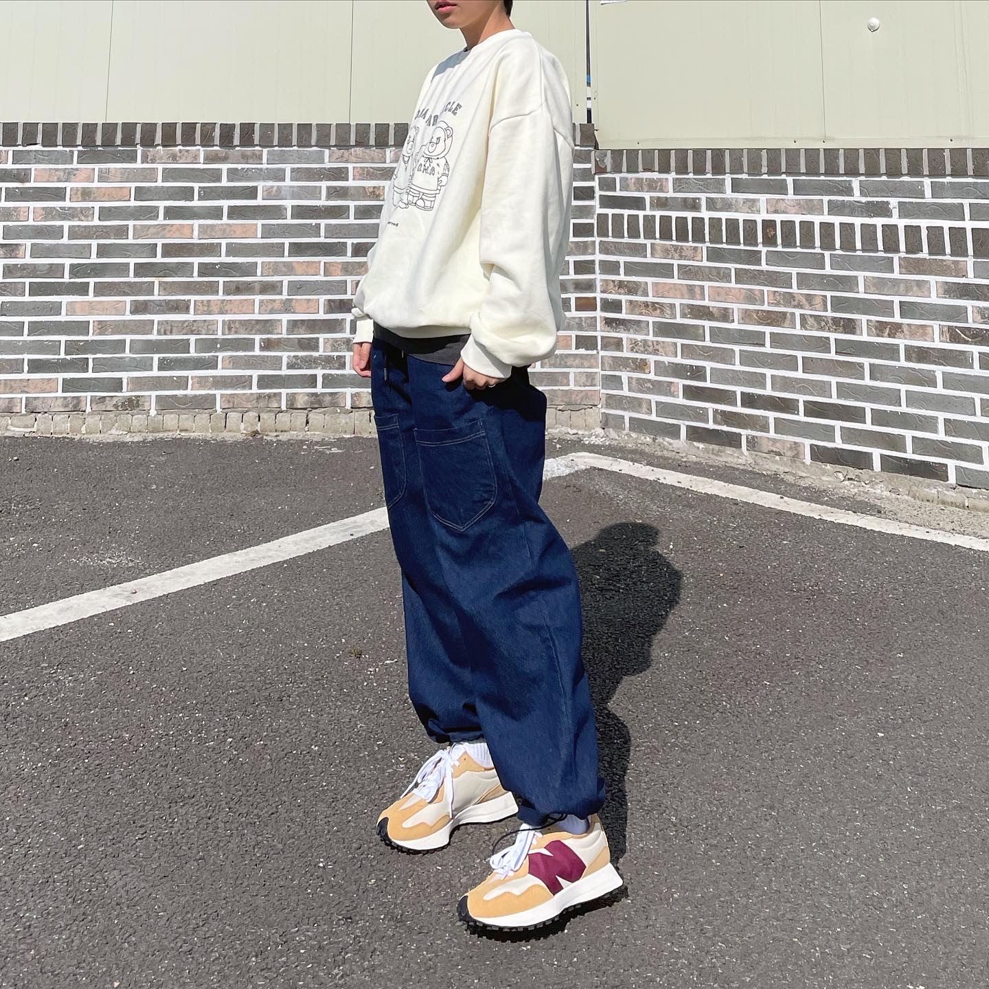 New Balance 327 Moonbeam Ghost Pepper 착용 스타일