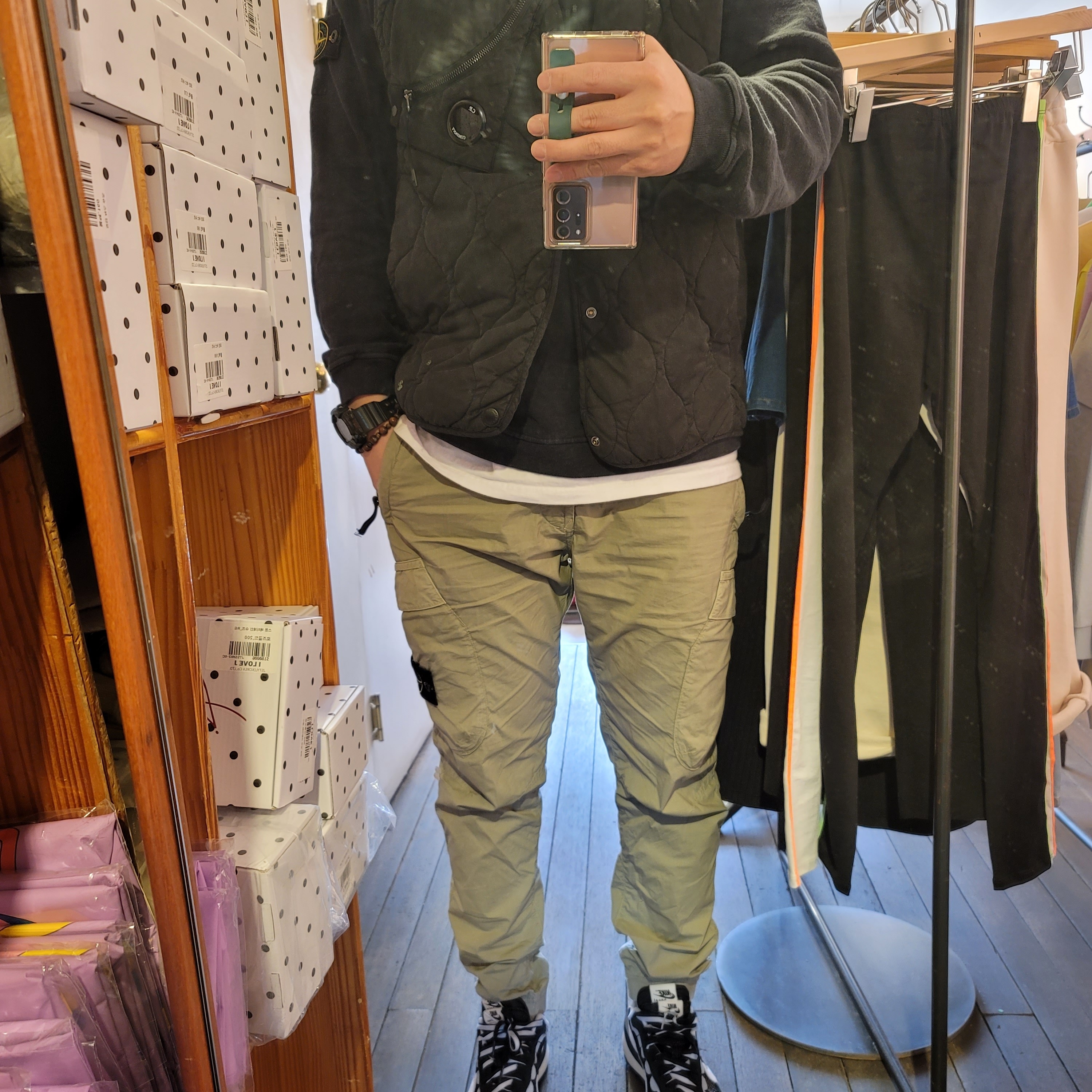 IAB Studio Hoodie Navy - 21SS 착용 스타일 - 2