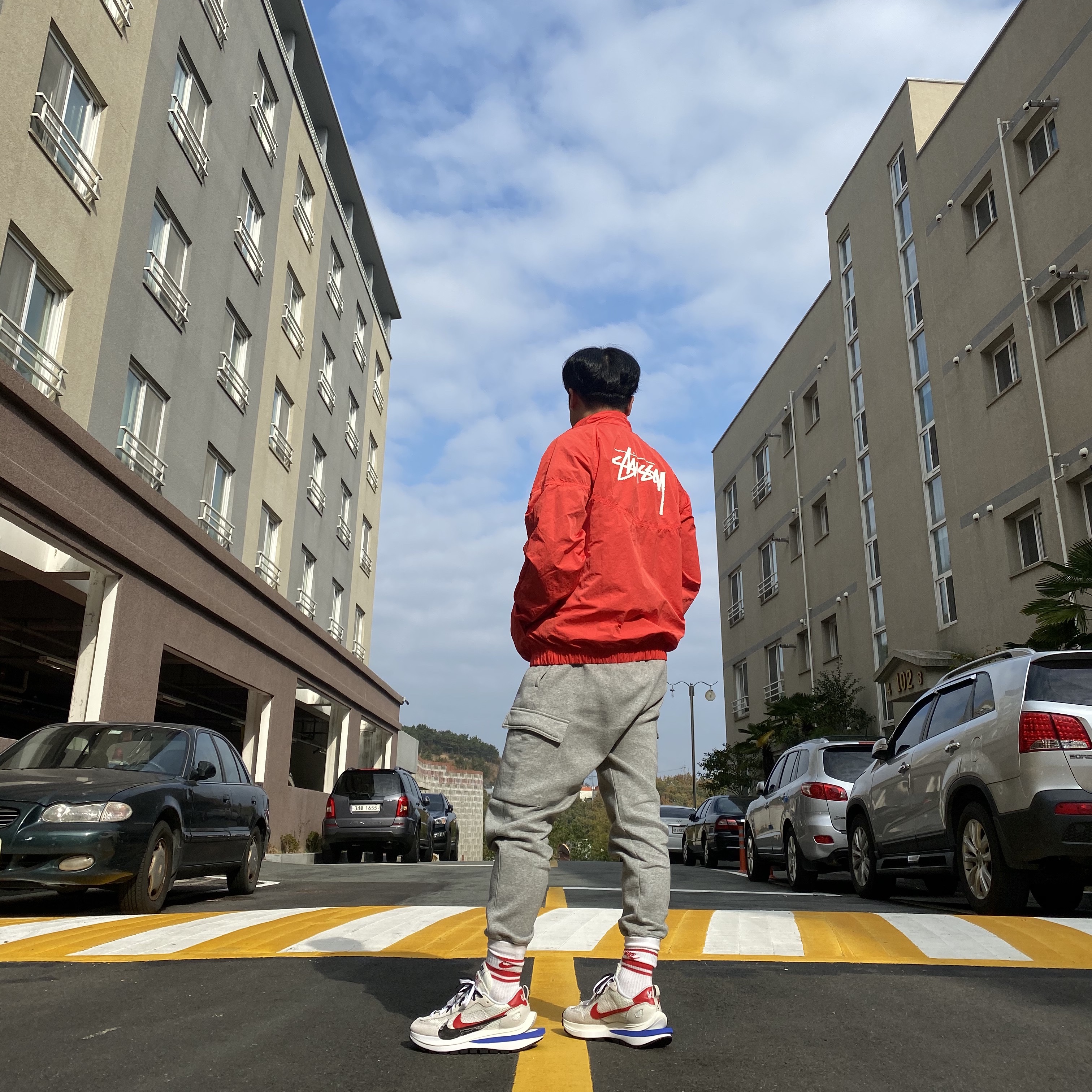 Nike x Stussy Windrunner Jacket Habanero Red, Nike x Sacai VaporWaffle Royal Fuchsia 착용 스타일 - 1