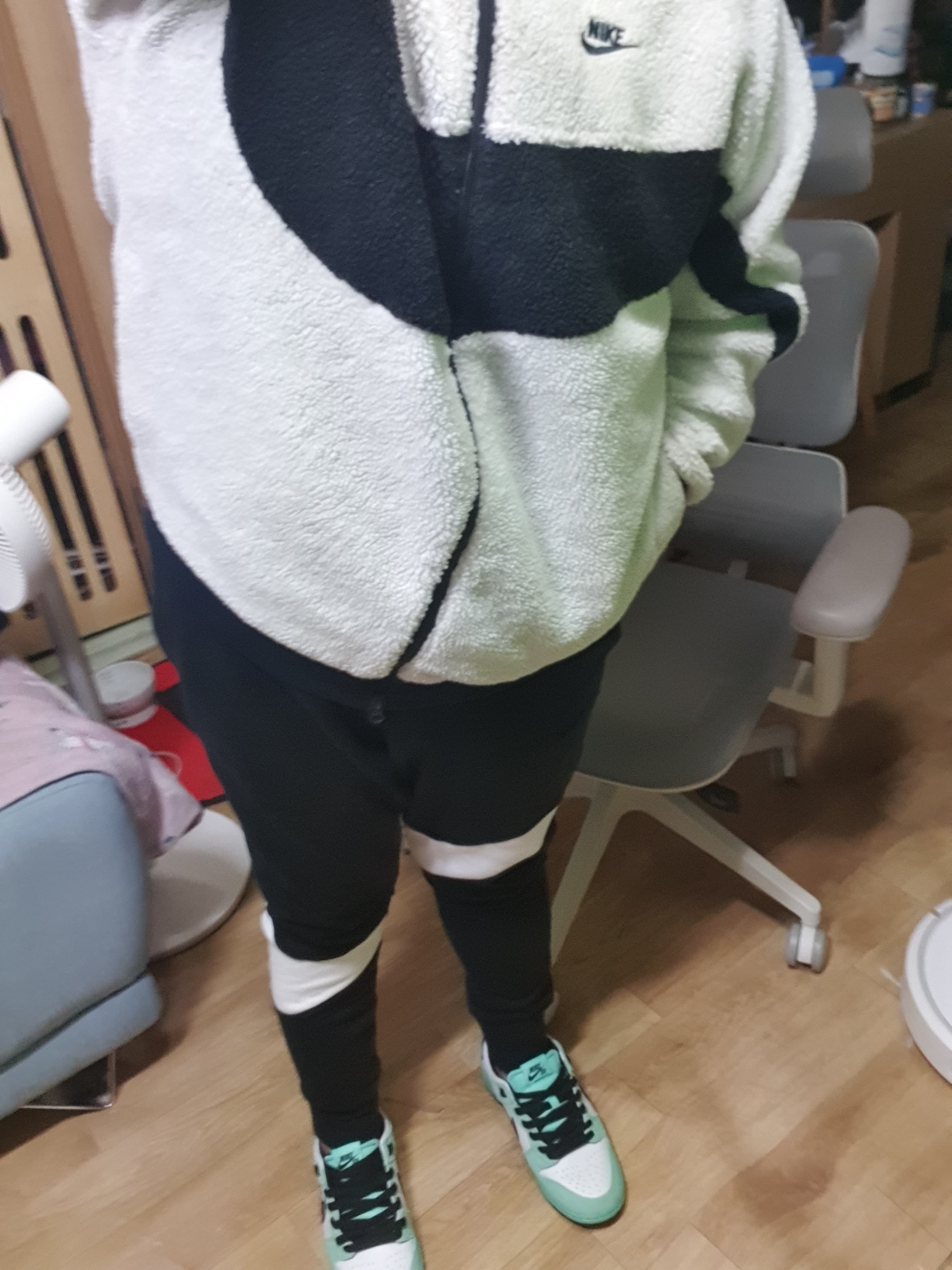 Nike Big Swoosh Full Zip Jacket White Navy, Nike Dunk SB Low Sea Crystal 착용 스타일