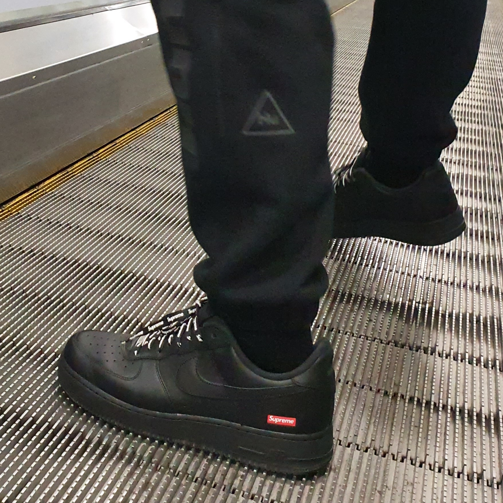 Nike x Supreme Air Force 1 Low Black, Essentials 3D Silicon Applique Pullover Hoodie Dark Slate/Black 2020 착용 스타일 - 2