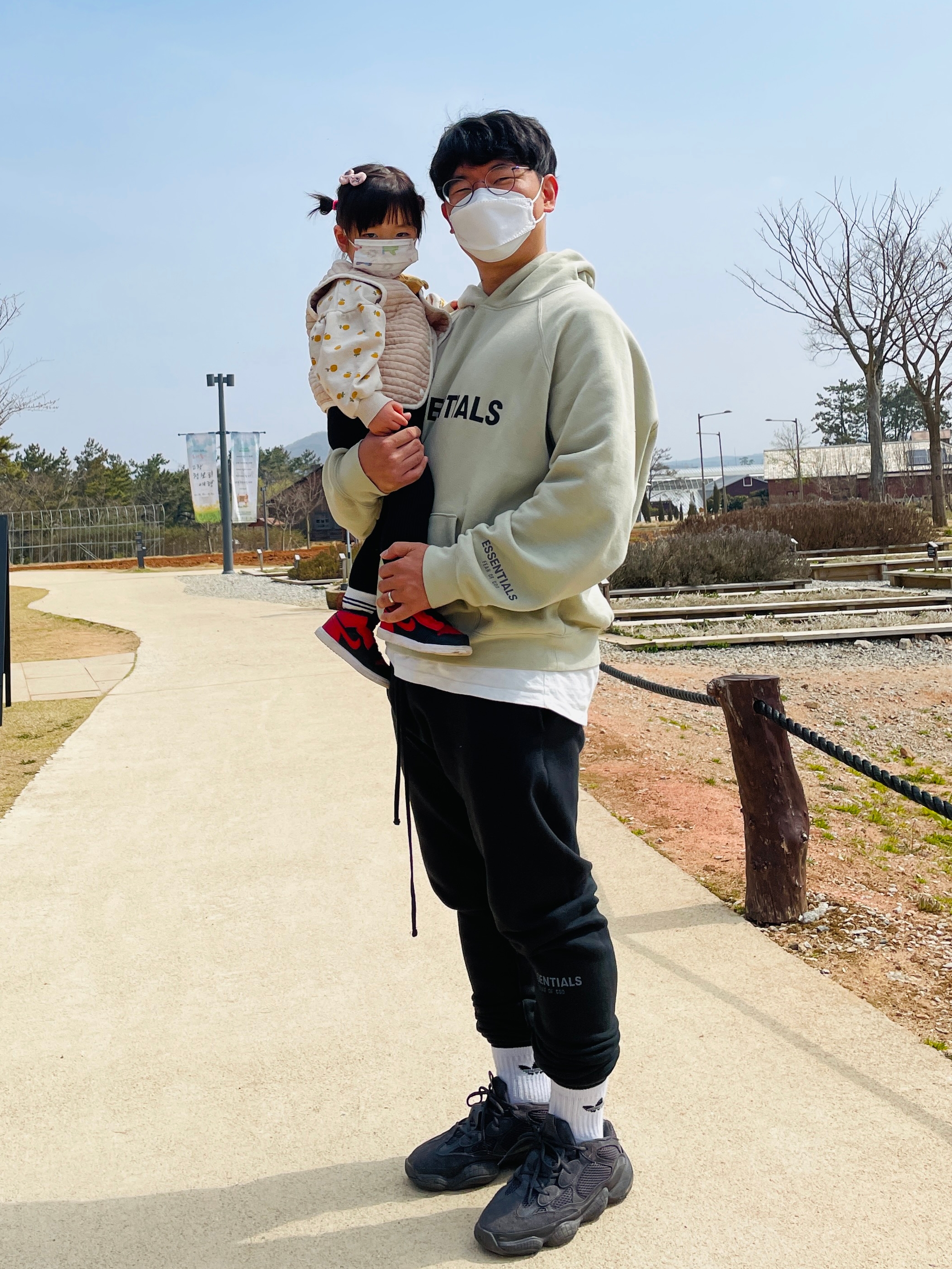 Essentials 3D Silicon Applique Pullover Hoodie Alfafa Sage - 20FW, Essentials Sweatpants Dark Slate/Black 2020 착용 스타일