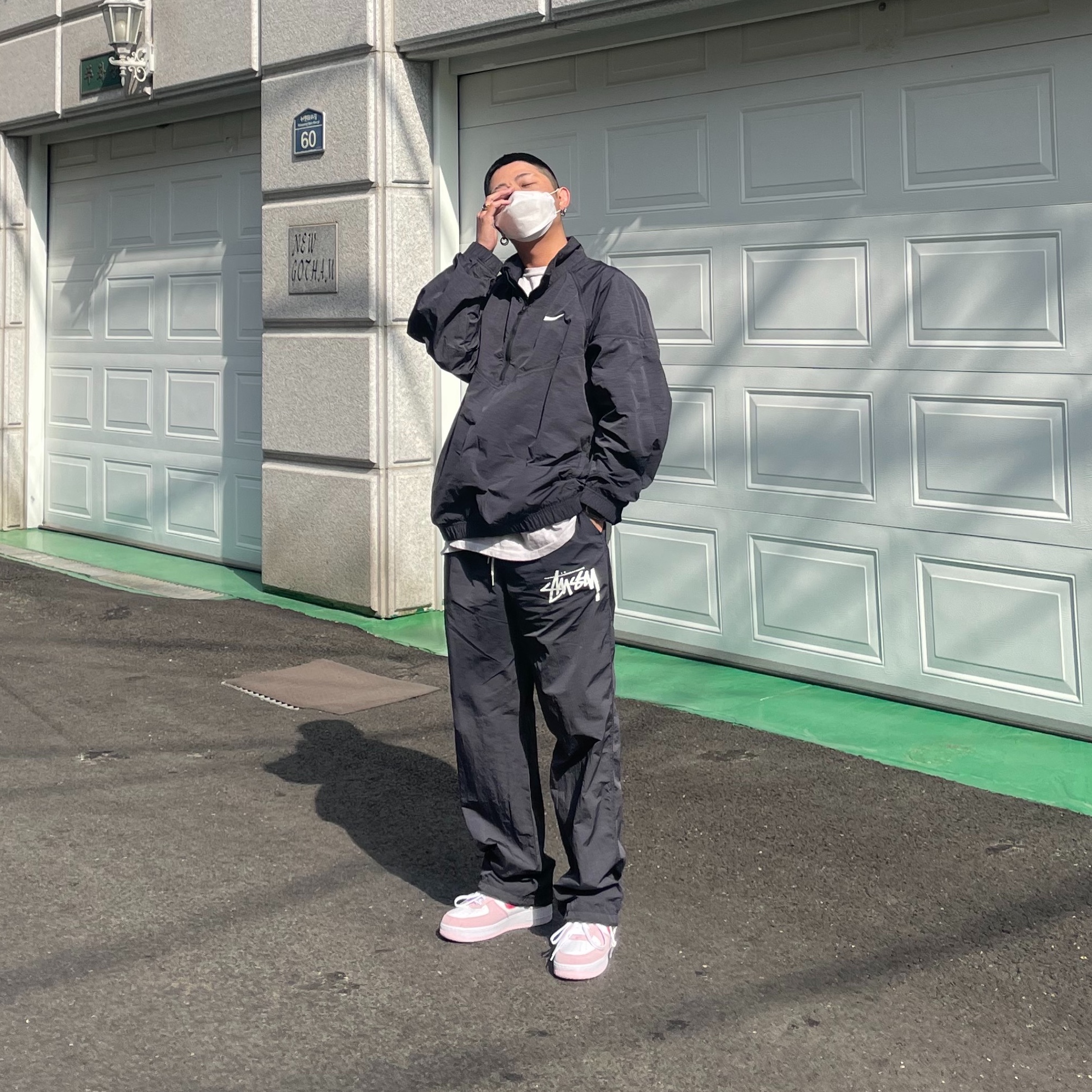 Nike Air Force 1 '07 QS Valentine's Day, Nike x Stussy Windrunner Jacket Off Noir 착용 스타일 - 1