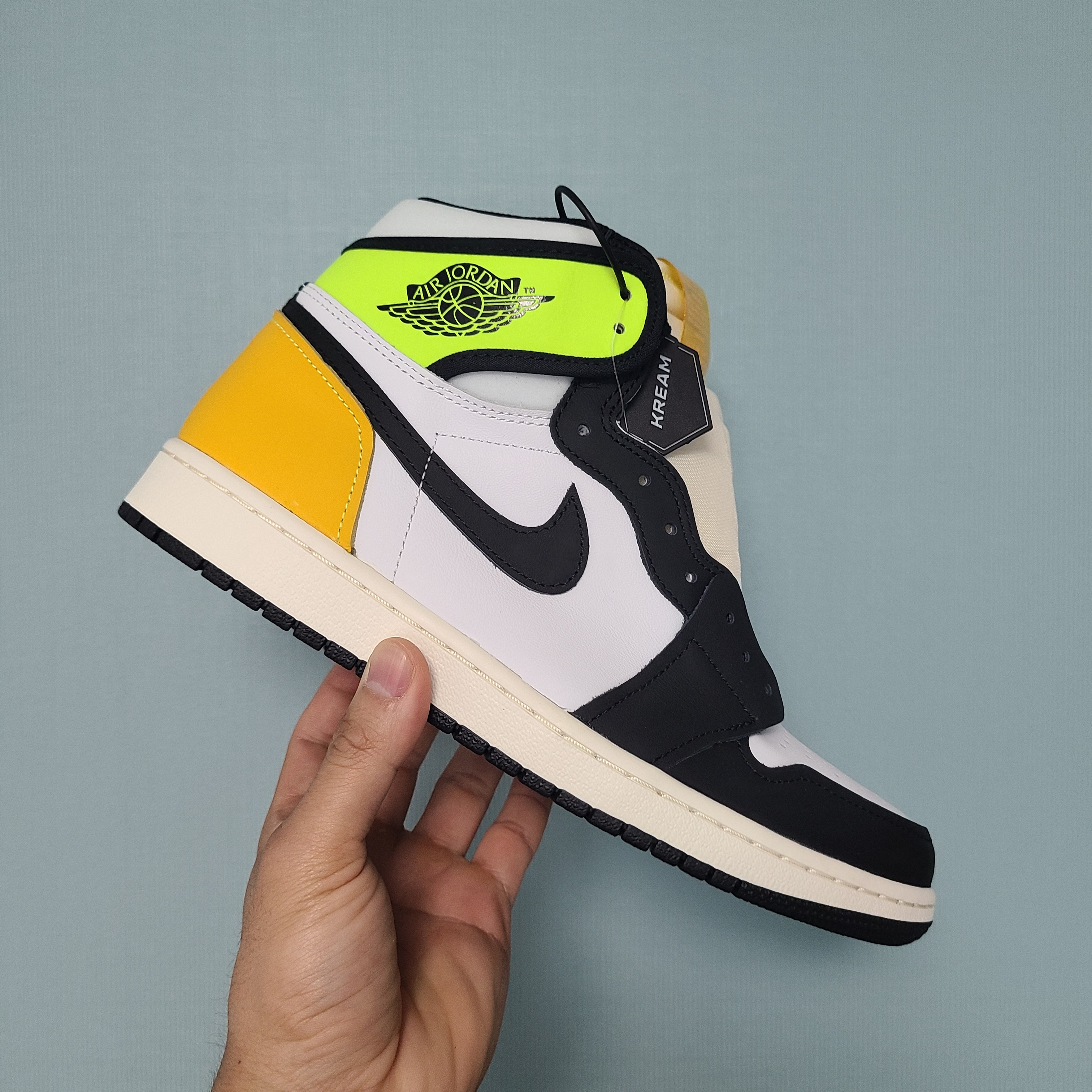 Jordan 1 Retro High OG Volt Gold 착용 스타일