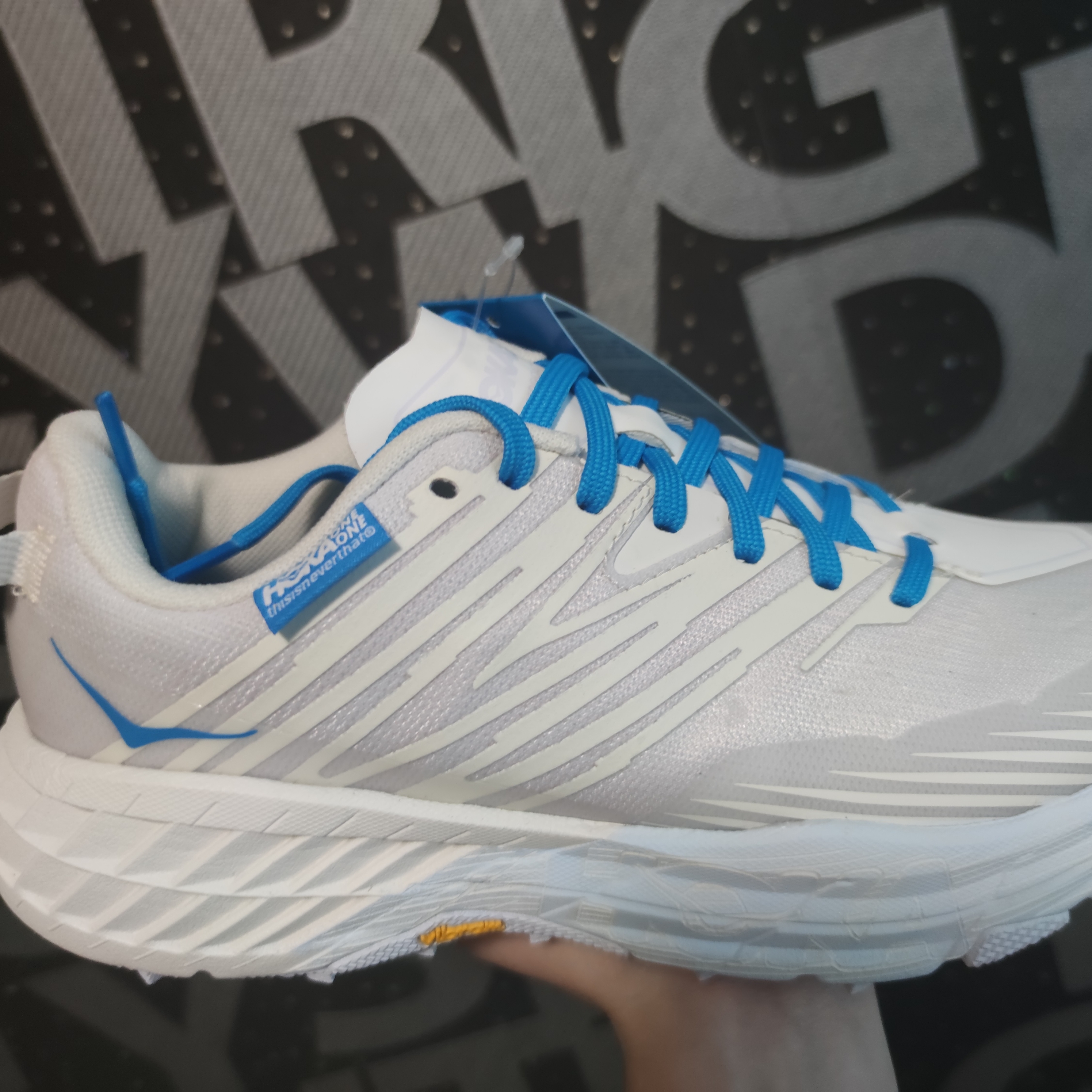 Hoka x Thisisneverthat Speedgoat 4 Marshmallow 착용 스타일 - 3