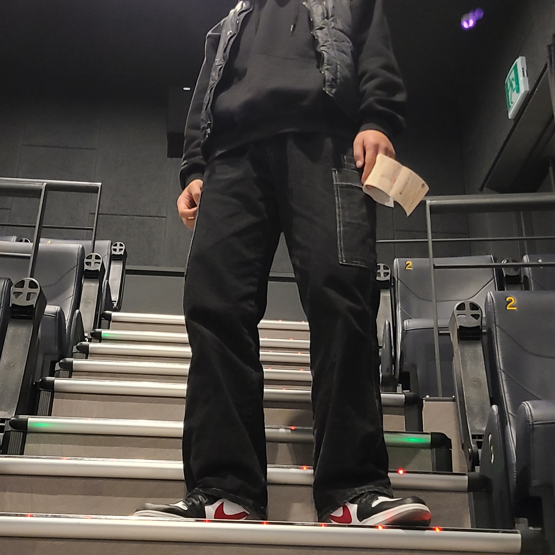 Jordan 1 High FlyEase Black Particle Grey Gym Red 착용 스타일 - 2